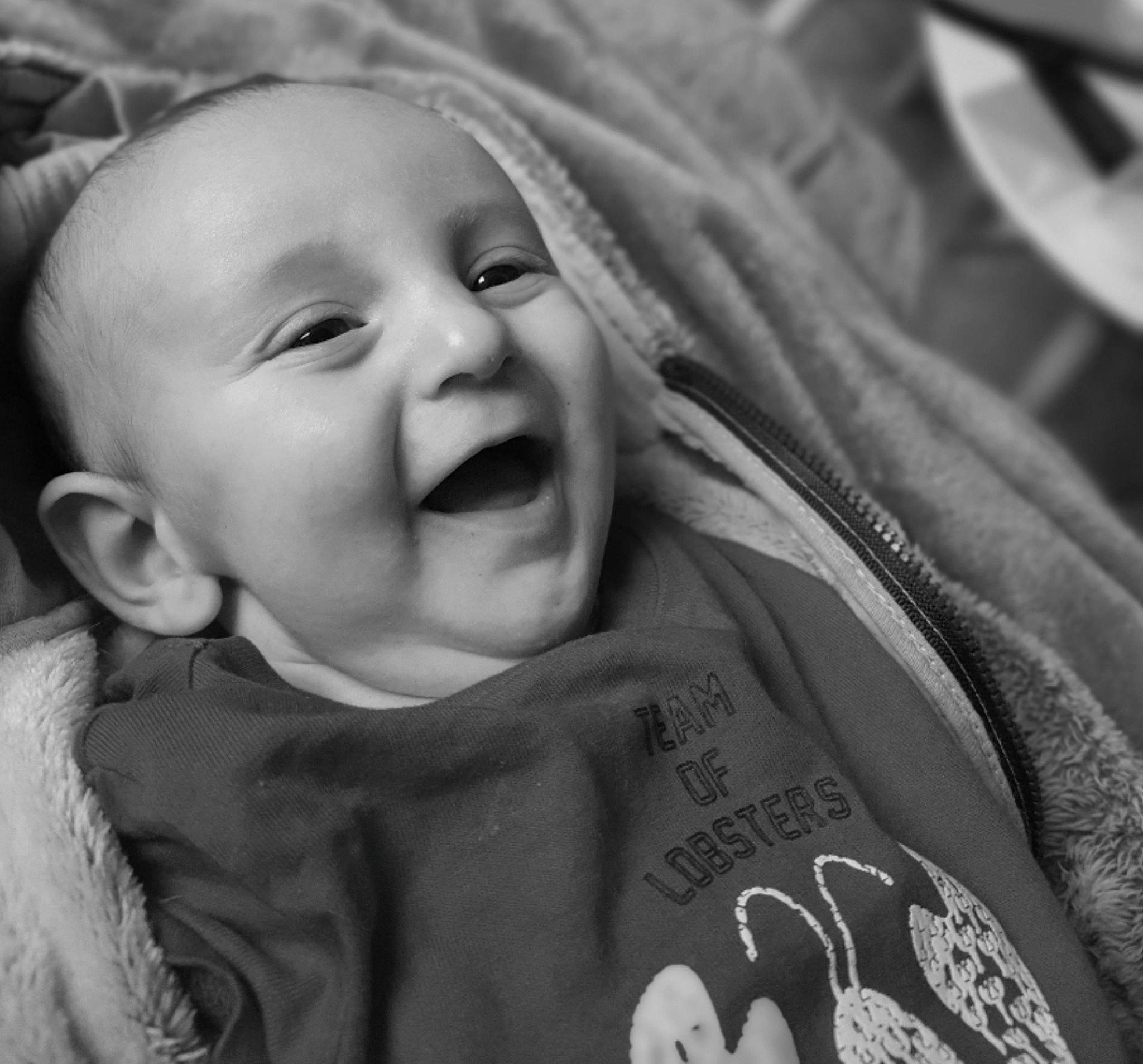 Noham a rejoint le concours — aidez-le/la à gagner de superbes lots ! baby, baby_toddler_clothing, black_and_white, cheek, chin, comfort, eye, eyebrow, face, happy, head, iris, lip, mouth, nose, person, photograph, skin, sleeve, smile