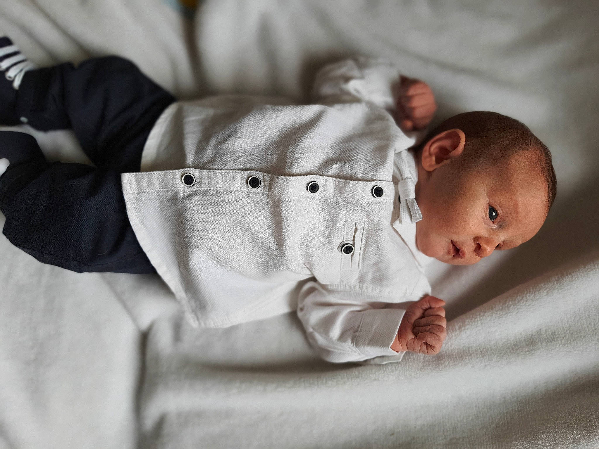 Noham a rejoint le concours — aidez-le/la à gagner de superbes lots ! arm, baby, baby_products, baby_sleeping, baby_toddler_clothing, beauty, bedtime, child, collar, comfort, elbow, flash_photography, gesture, linens, monochrome, person, product, skin, sleeve, textile