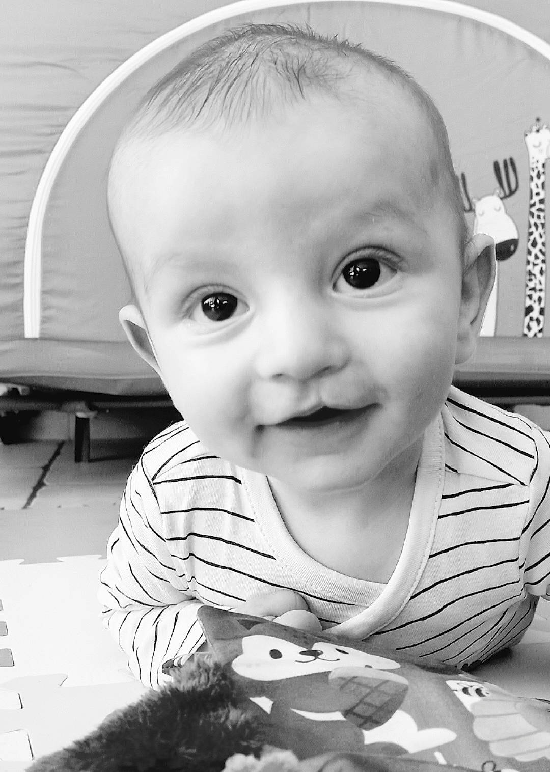 Maylon a rejoint le concours — aidez-le/la à gagner de superbes lots ! baby, baby_toddler_clothing, black, black_and_white, cheek, facial_expression, hairstyle, happy, human, iris, mouth, nose, organ, person, photograph, skin, smile, standing, style, toddler