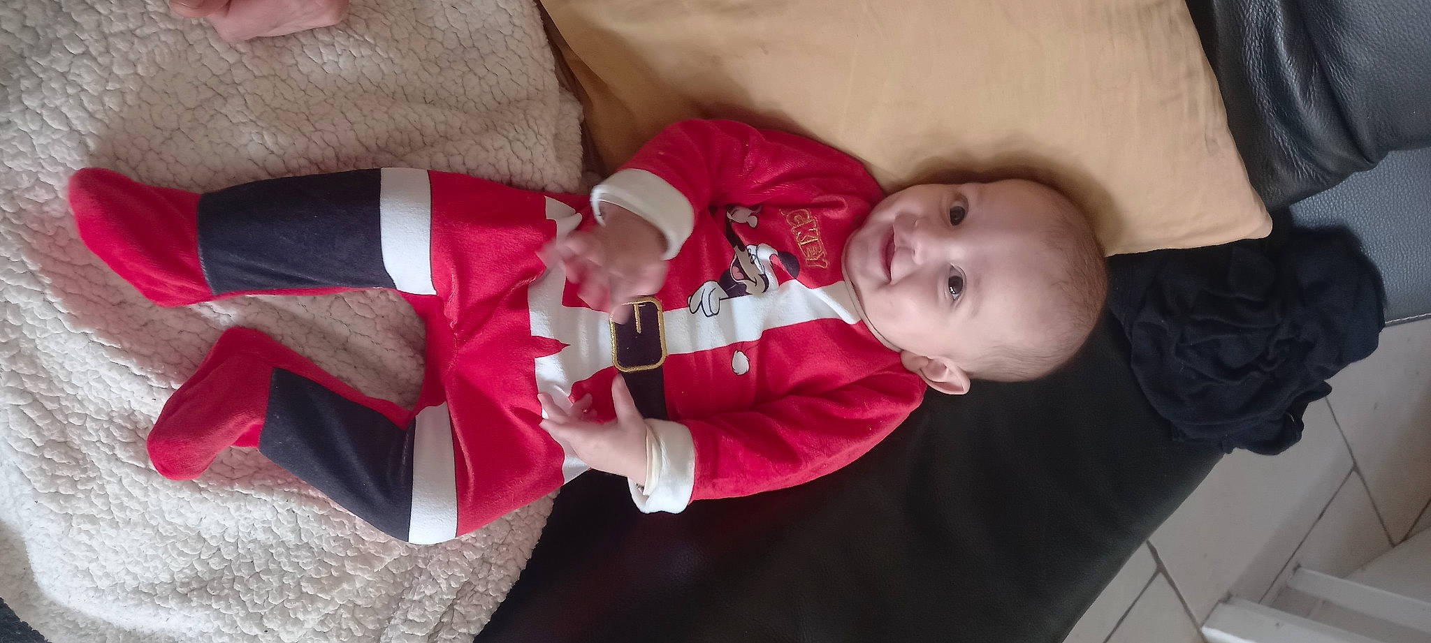 Maylon a rejoint le concours — aidez-le/la à gagner de superbes lots ! baby, baby_products, baby_toddler_clothing, carmine, child, comfort, event, hat, lap, pattern, person, room, sitting, sleeve, sock, toddler