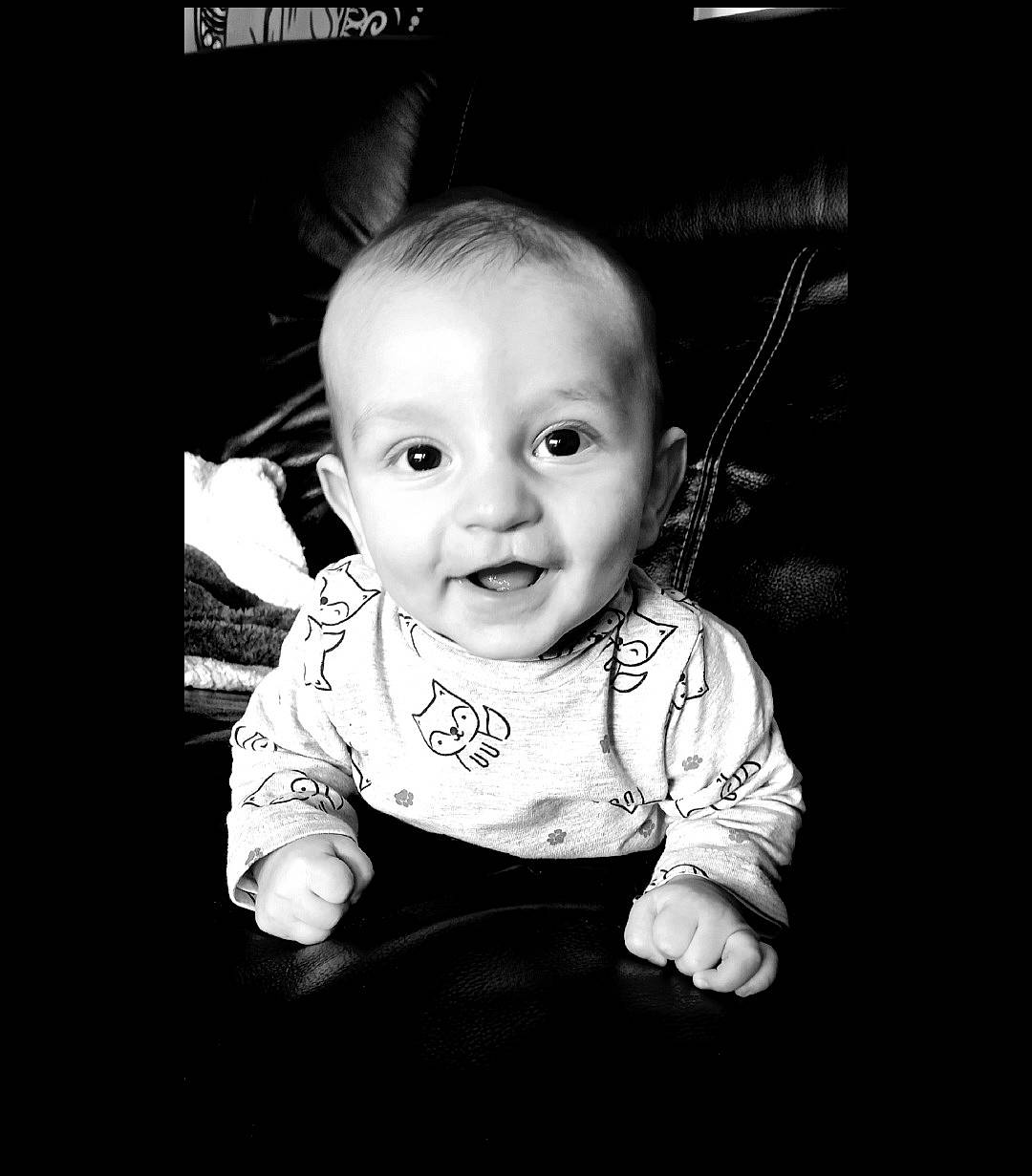 Maylon a rejoint le concours — aidez-le/la à gagner de superbes lots ! baby, baby_toddler_clothing, cheek, child, darkness, flash_photography, fun, happy, iris, laugh, monochrome, monochrome_photography, person, portrait_photography, sitting, sleeve, smile, still_life_photography, t_shirt, toddler