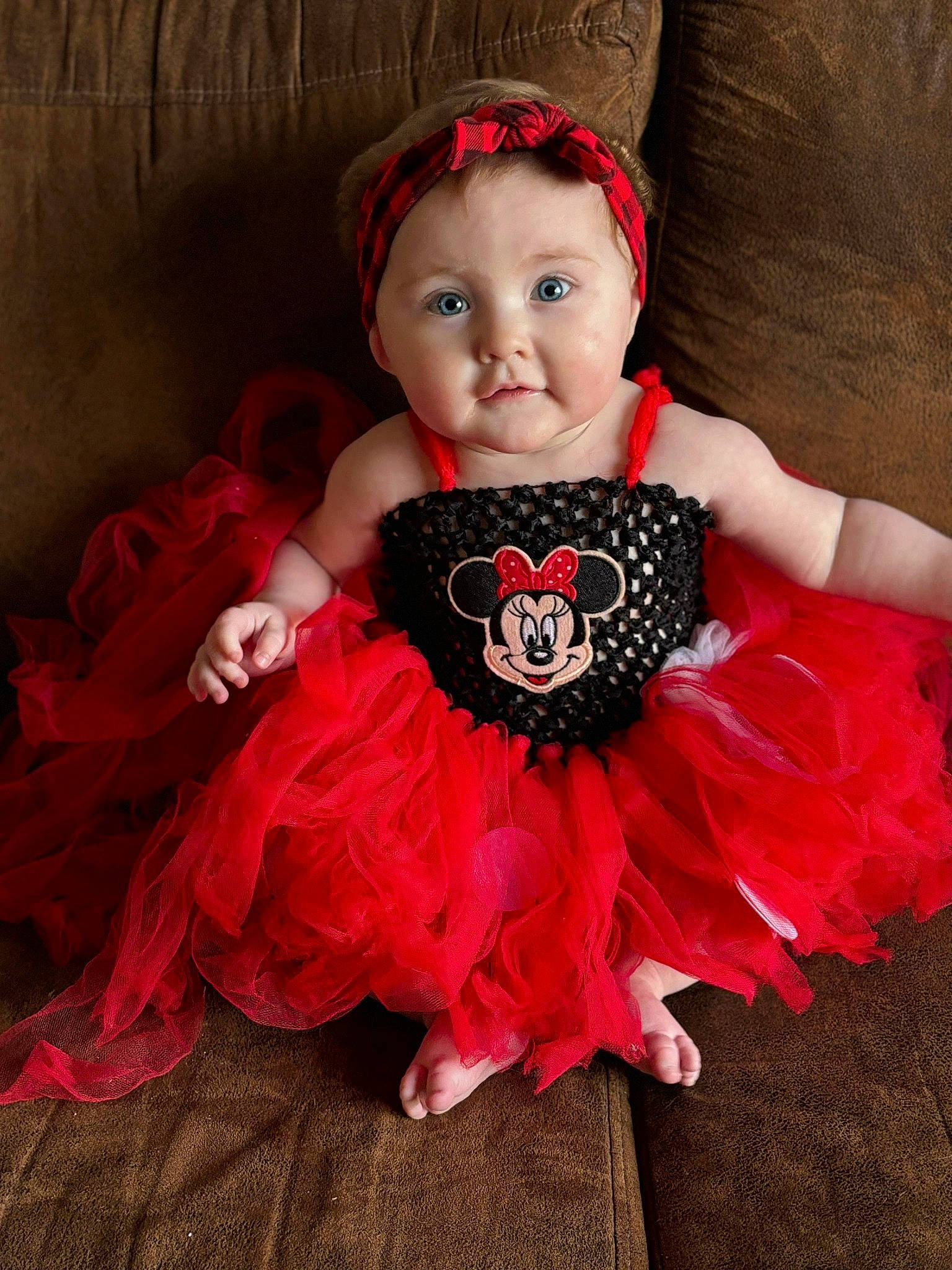 Enola a rejoint le concours — aidez-le/la à gagner de superbes lots ! baby_toddler_clothing, costume_hat, day_dress, dress, embellishment, eye, eyelash, fashion_design, hair_accessory, head, headband, headgear, headpiece, iris, jewellery, lip, magenta, person, pink, sleeve