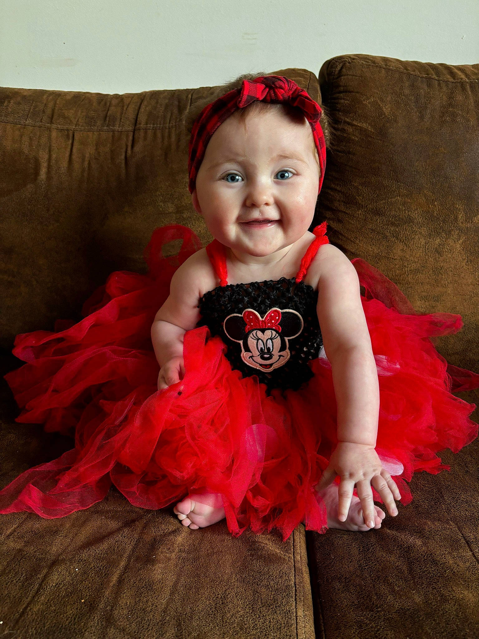 Enola a rejoint le concours — aidez-le/la à gagner de superbes lots ! baby, baby_toddler_clothing, child, couch, day_dress, dress, fashion_accessory, flash_photography, formal_wear, hair_accessory, happy, headpiece, iris, joy, magenta, pattern, person, pink, ruffle, sleeve