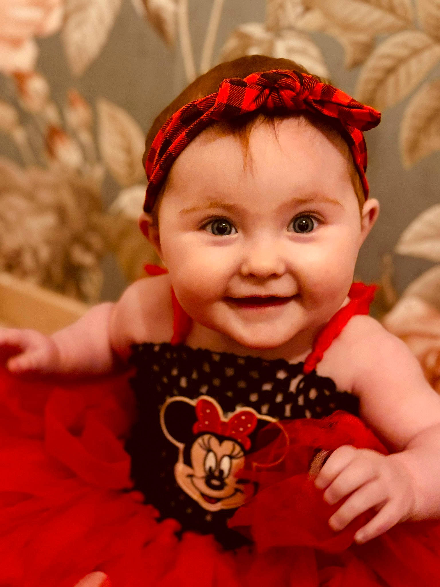 Enola a rejoint le concours — aidez-le/la à gagner de superbes lots ! baby, baby_toddler_clothing, cheek, eye, facial_expression, hairstyle, happy, head, headgear, iris, joy, leaf, lip, organ, people, person, red, skin, sleeve, smile