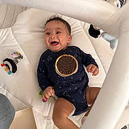 Zayn a rejoint le concours — aidez-le/la à gagner de superbes lots ! baby, infant, play_mat, onesie, toy, smiling, happy, indoor, child, play_gym, white, fabric, star_pattern, book, crawling, cute, young_child, person, floor, colorful_toy