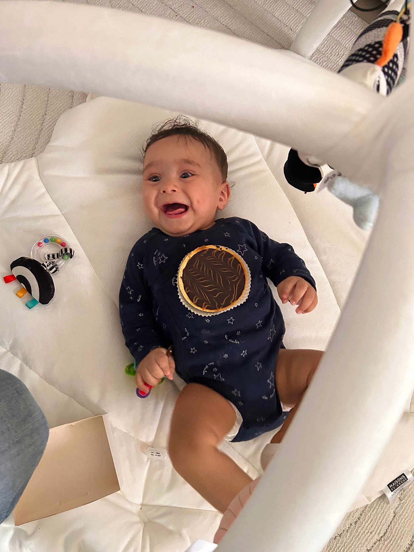 Zayn a rejoint le concours — aidez-le/la à gagner de superbes lots ! baby, infant, play_mat, onesie, toy, smiling, happy, indoor, child, play_gym, white, fabric, star_pattern, book, crawling, cute, young_child, person, floor, colorful_toy
