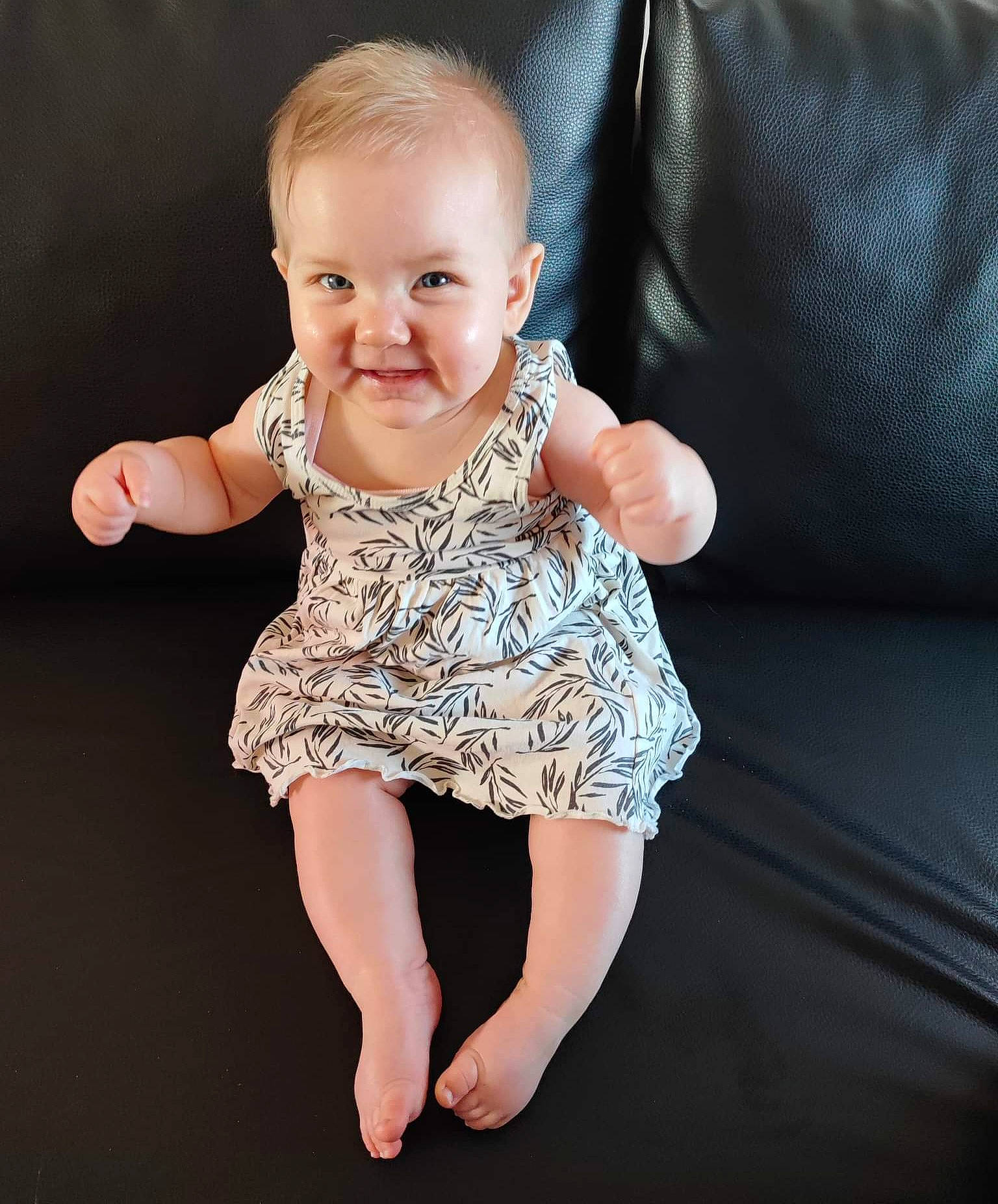 Lou a rejoint le concours — aidez-le/la à gagner de superbes lots ! arm, baby, baby_toddler_clothing, cheek, day_dress, dress, finger, flash_photography, happy, head, iris, joy, leg, neck, one_piece_garment, person, product, skin, sleeve, smile
