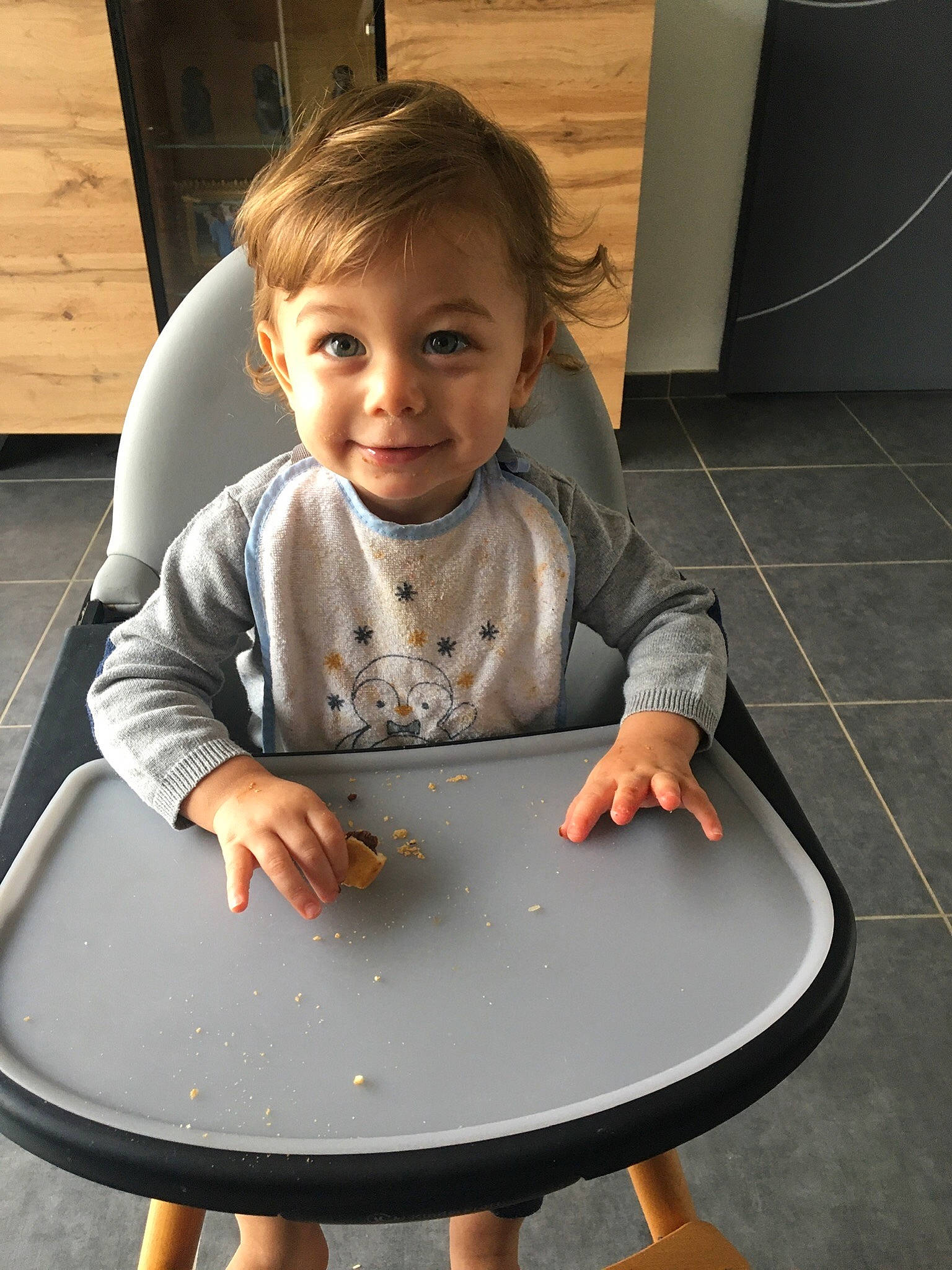Simão participe au concours pour gagner de l'argent avec cette photo : child, furniture, person, play, sitting, smile, stool, table, toddler