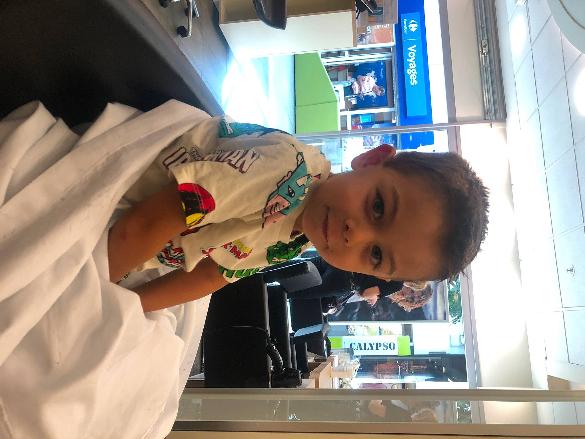 Simão participe au concours pour gagner de l'argent avec cette photo : baby, child, elbow, fun, hat, machine, person, room, service, sleeve, smile, t_shirt, toddler