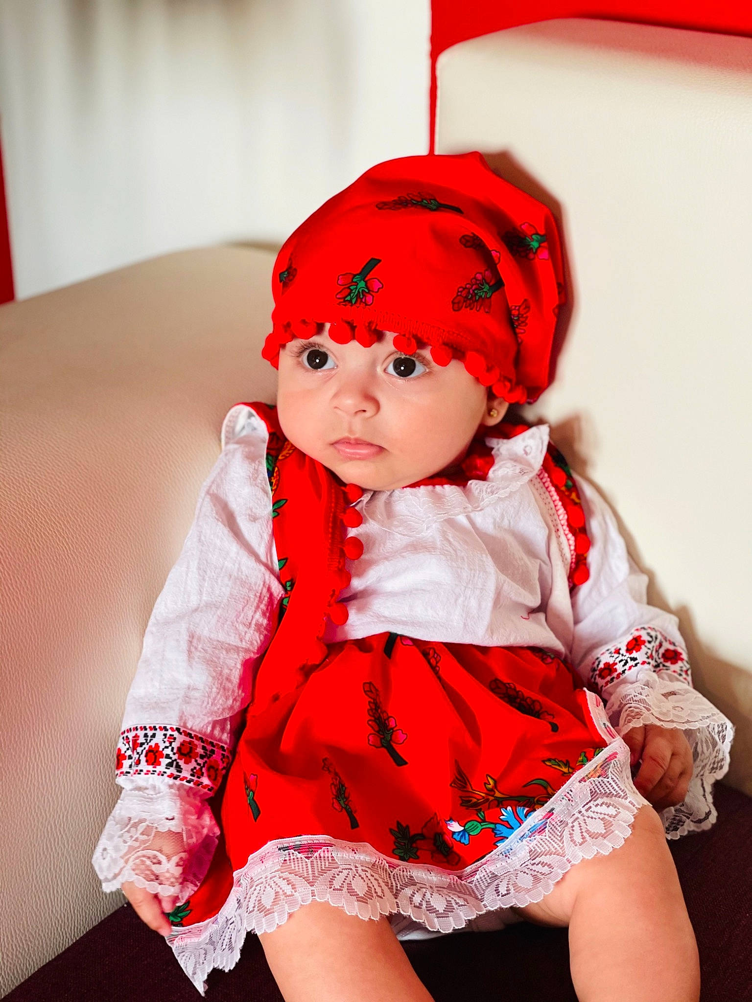 Evelyne a rejoint le concours — aidez-le/la à gagner de superbes lots ! baby_toddler_clothing, carmine, child, costume_hat, day_dress, embellishment, face, fashion_accessory, fashion_design, fictional_character, happy, hat, head, headwear, human_leg, pattern, person, pink, red, sleeve