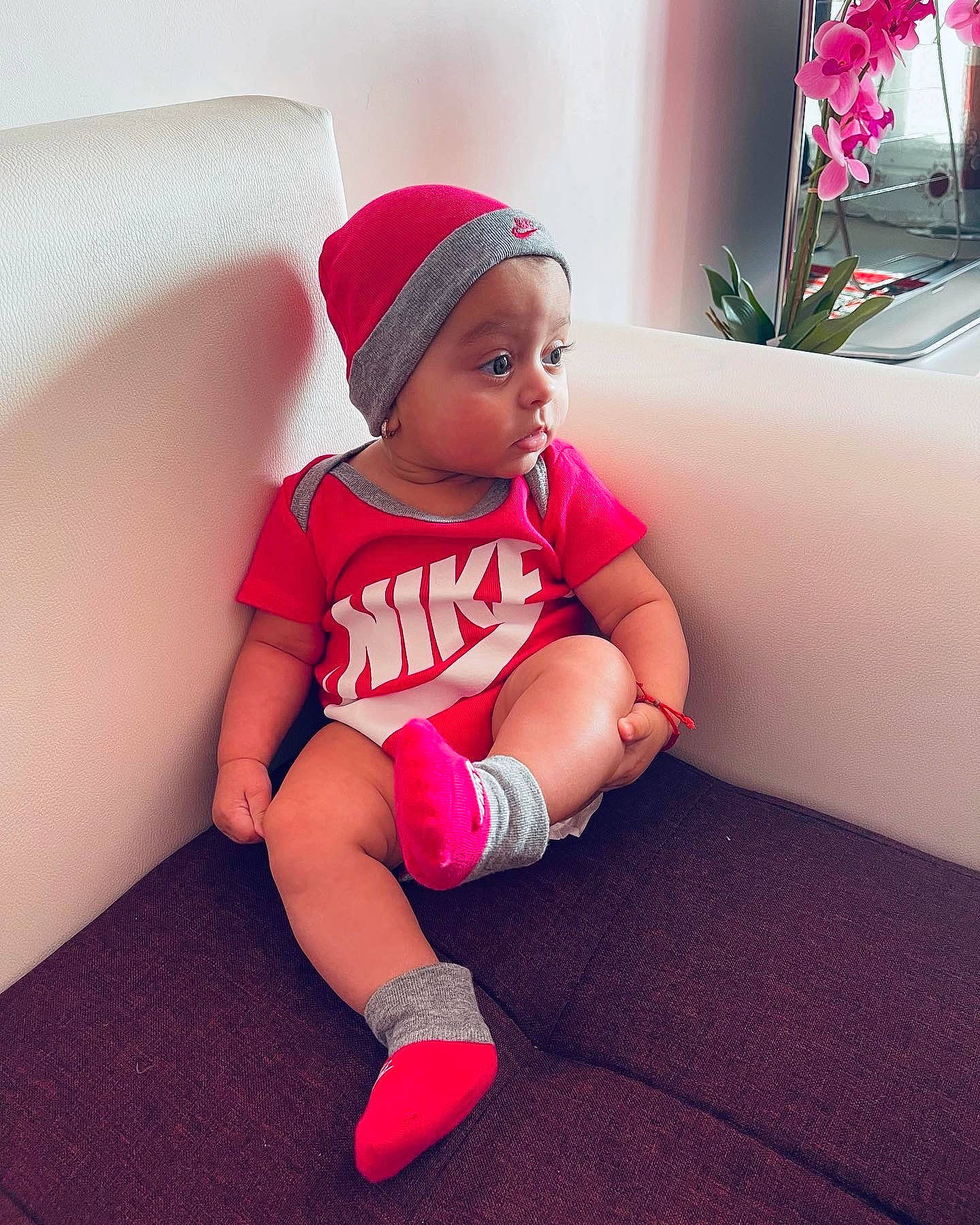 Evelyne participe au concours pour gagner de l'argent avec cette photo : baby, baby_toddler_clothing, cap, comfort, elbow, finger, floor, flooring, happy, headwear, knee, leg, person, pink, shorts, shoulder, sleeve, sock, sportswear, t_shirt