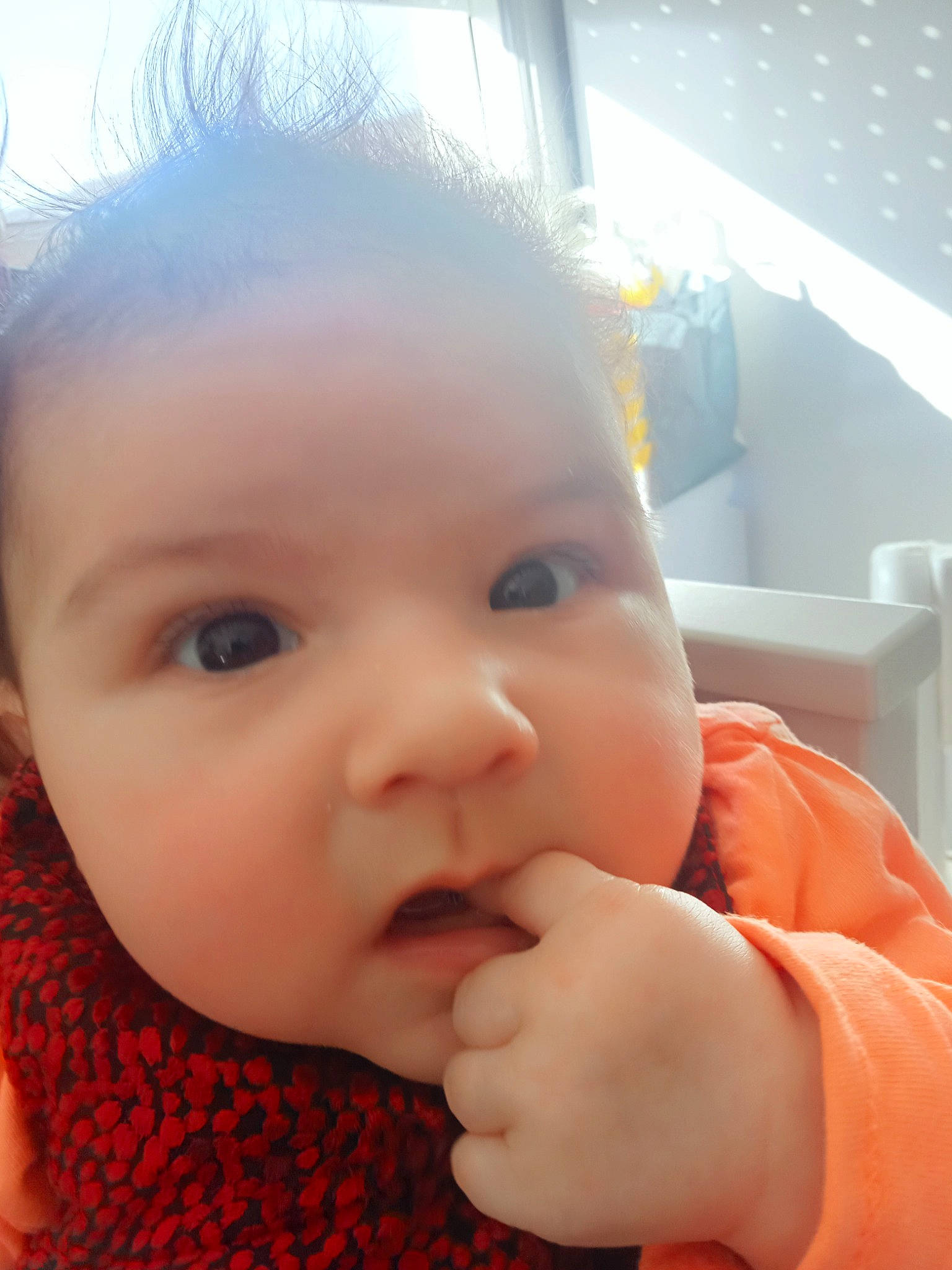 Sarah a rejoint le concours — aidez-le/la à gagner de superbes lots ! baby, baby_toddler_clothing, cheek, chin, ear, eyebrow, eyelash, facial_expression, finger, forehead, gesture, happy, iris, lip, mouth, neck, nose, person, skin, thumb