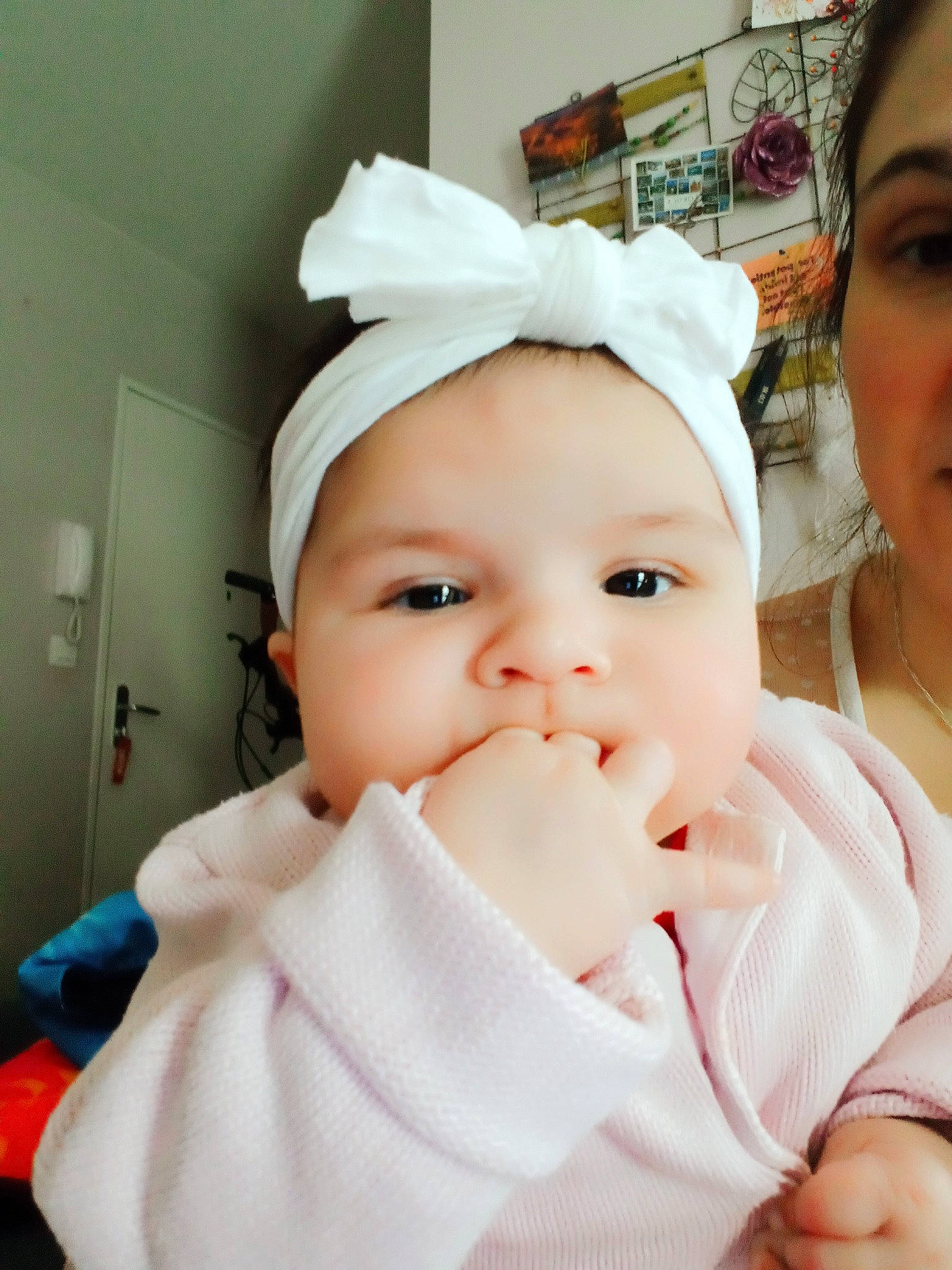 Sarah participe au concours pour gagner de l'argent avec cette photo : baby, baby_products, baby_toddler_clothing, beanie, bonnet, cap, cheek, child, eyelash, fashion_accessory, hair_accessory, happy, hat, headband, headpiece, headwear, lip, person, portrait_photography, skin