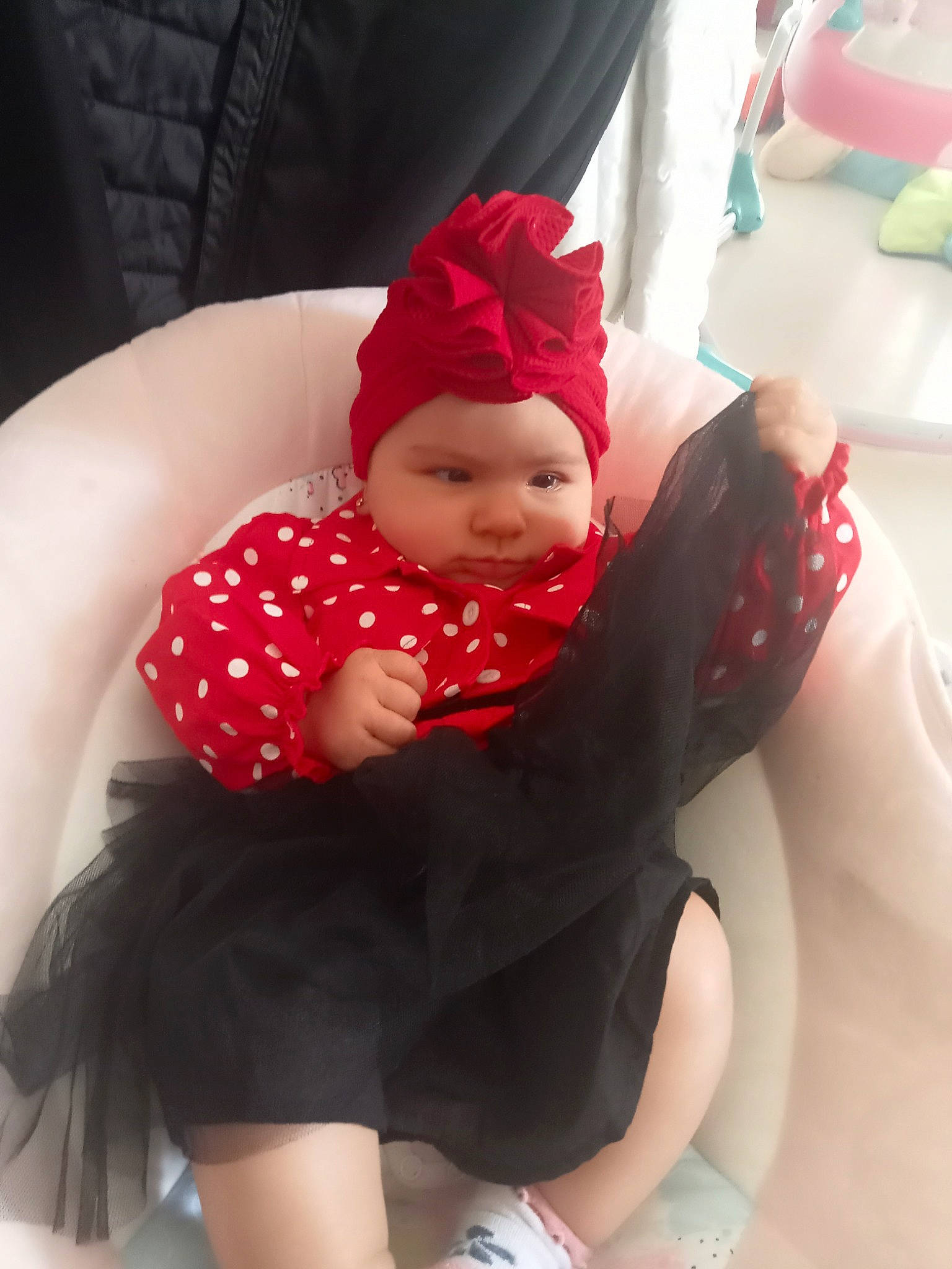 Sarah participe au concours pour gagner de l'argent avec cette photo : baby, baby_products, baby_sleeping, baby_toddler_clothing, carmine, child, comfort, flooring, foot, headwear, human_leg, knee, lap, linens, magenta, pattern, person, pink, sitting, smile