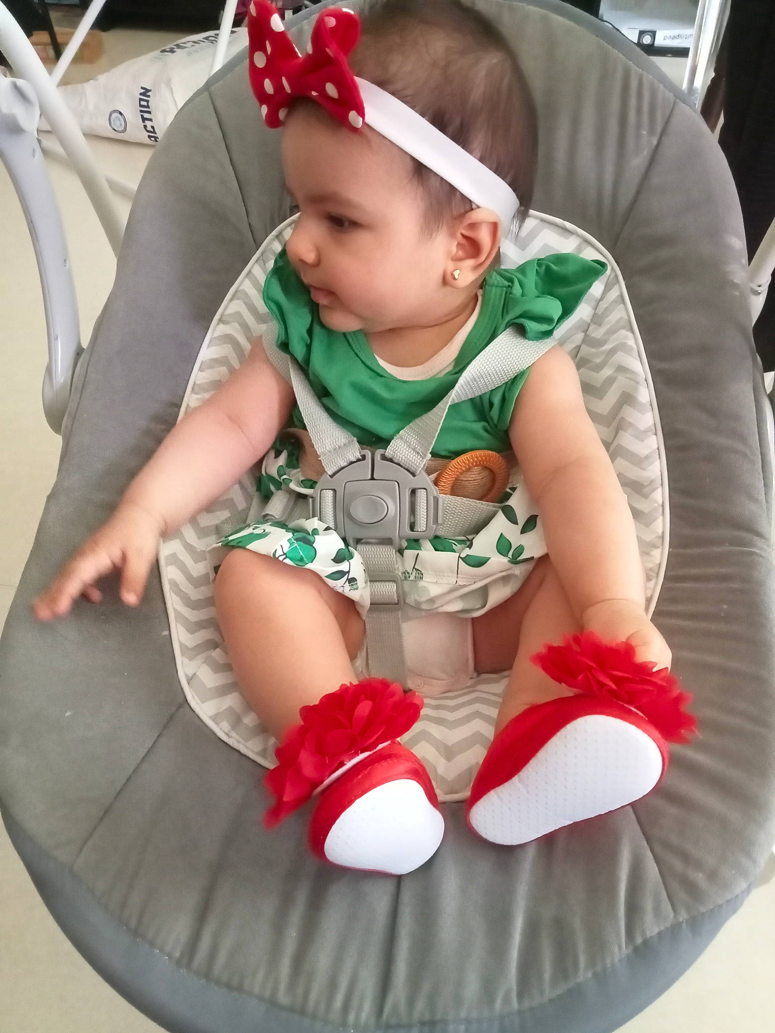 Sarah a rejoint le concours — aidez-le/la à gagner de superbes lots ! baby, baby_products, baby_toddler_clothing, baseball_cap, cap, chair, child, comfort, event, happy, holiday, human_leg, lap, pattern, person, pink, sitting, sleeve, sock, thigh