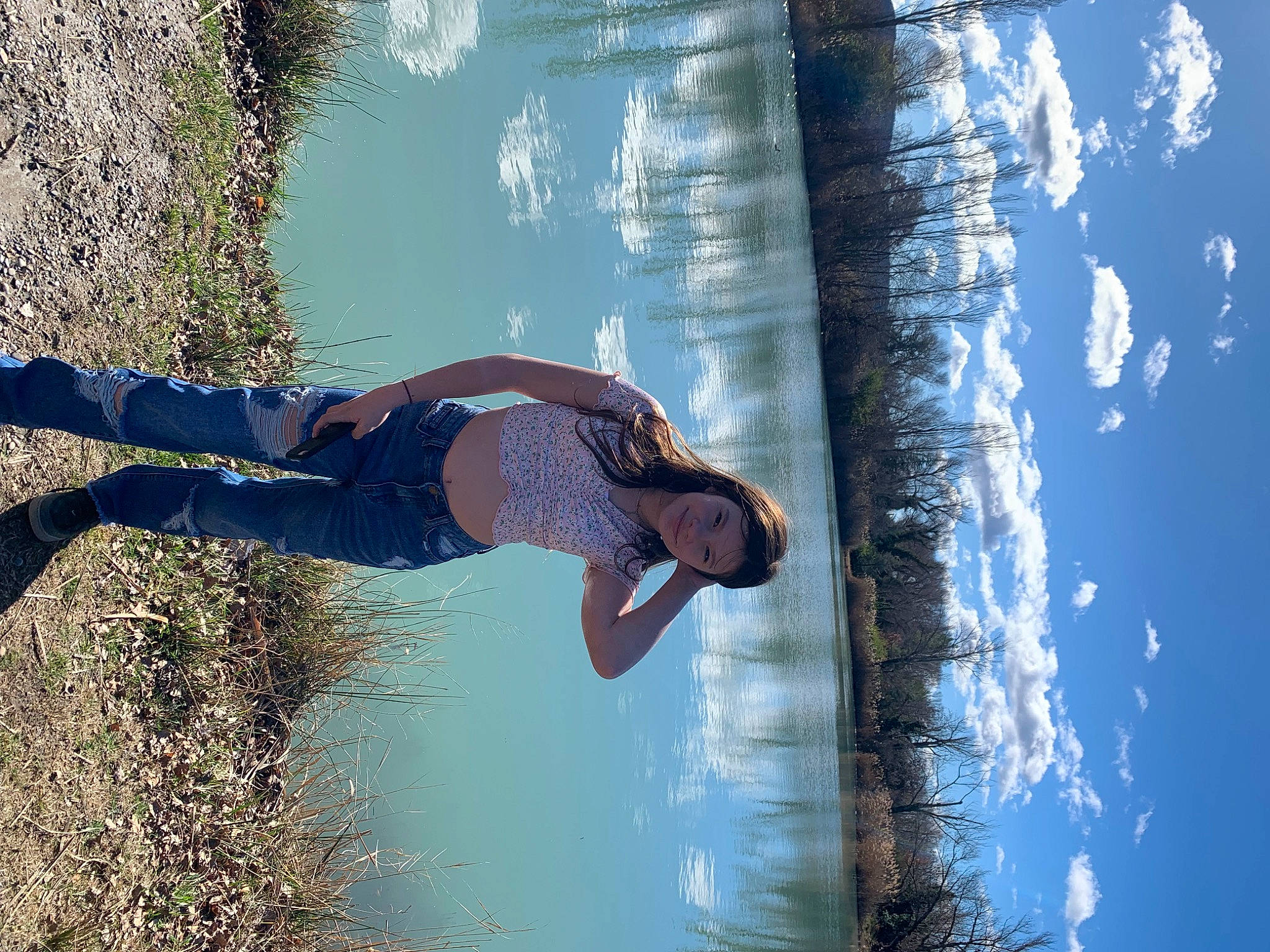 Tiana participe au concours pour gagner de l'argent avec cette photo : azure, branch, daytime, electric_blue, freezing, fun, happy, joy, leisure, nature, people_in_nature, person, plant, sky, sunglasses, sunlight, tree, trunk, water, winter