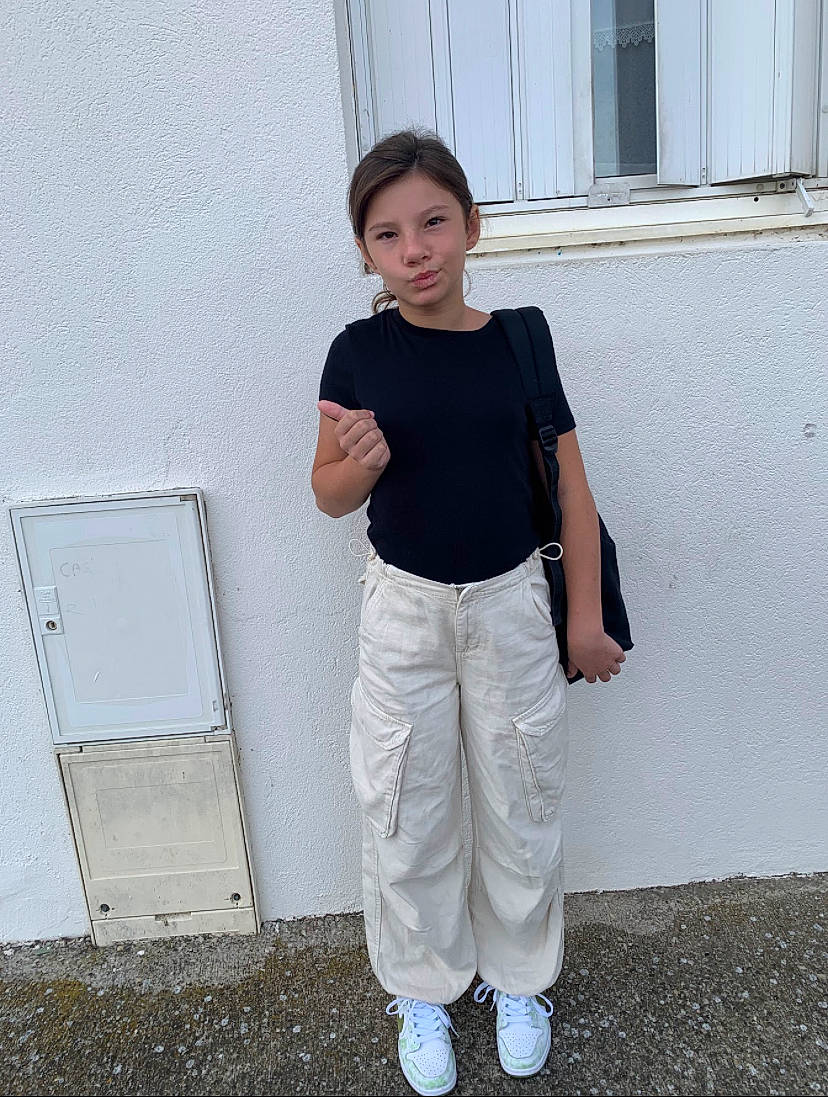 Tiana participe au concours pour gagner de l'argent avec cette photo : bag, belt, denim, electric_blue, eyewear, fashion_design, formal_wear, human_leg, knee, neck, pattern, person, shoulder, sleeve, sportswear, standing, sweatpant, t_shirt, thigh, trunk