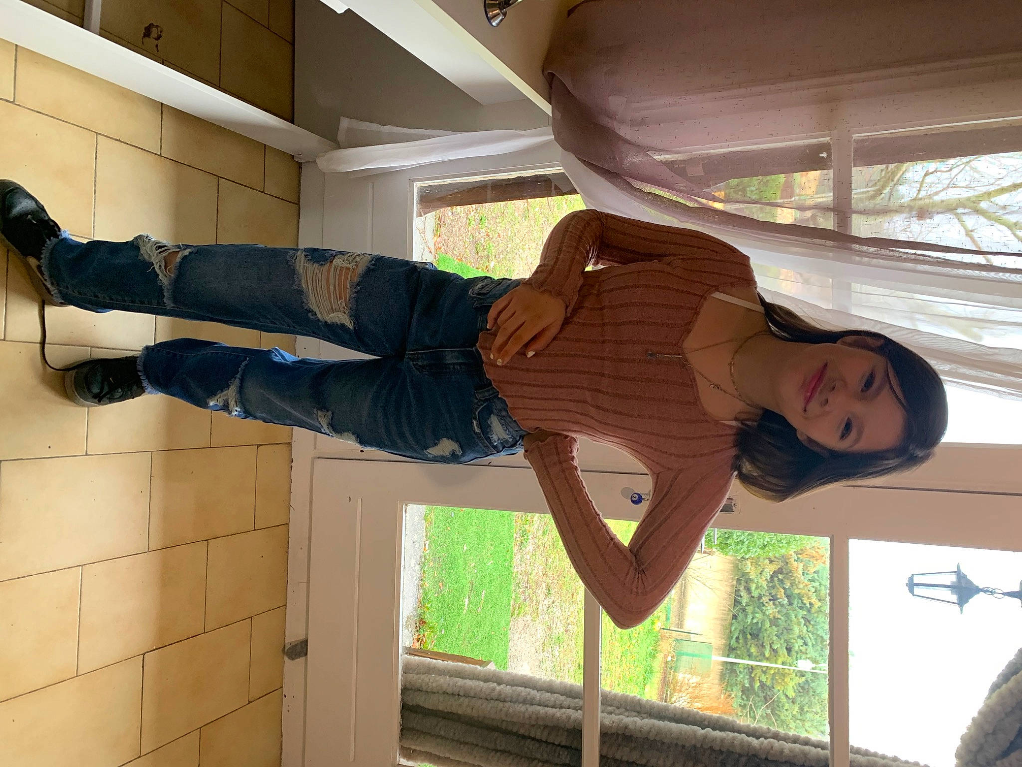 Tiana a rejoint le concours — aidez-le/la à gagner de superbes lots ! balance, comfort, daylighting, elbow, fixture, fun, gesture, hat, human_leg, joy, knee, person, plant, room, sportswear, thigh, thumb, tree, walking_shoe, window