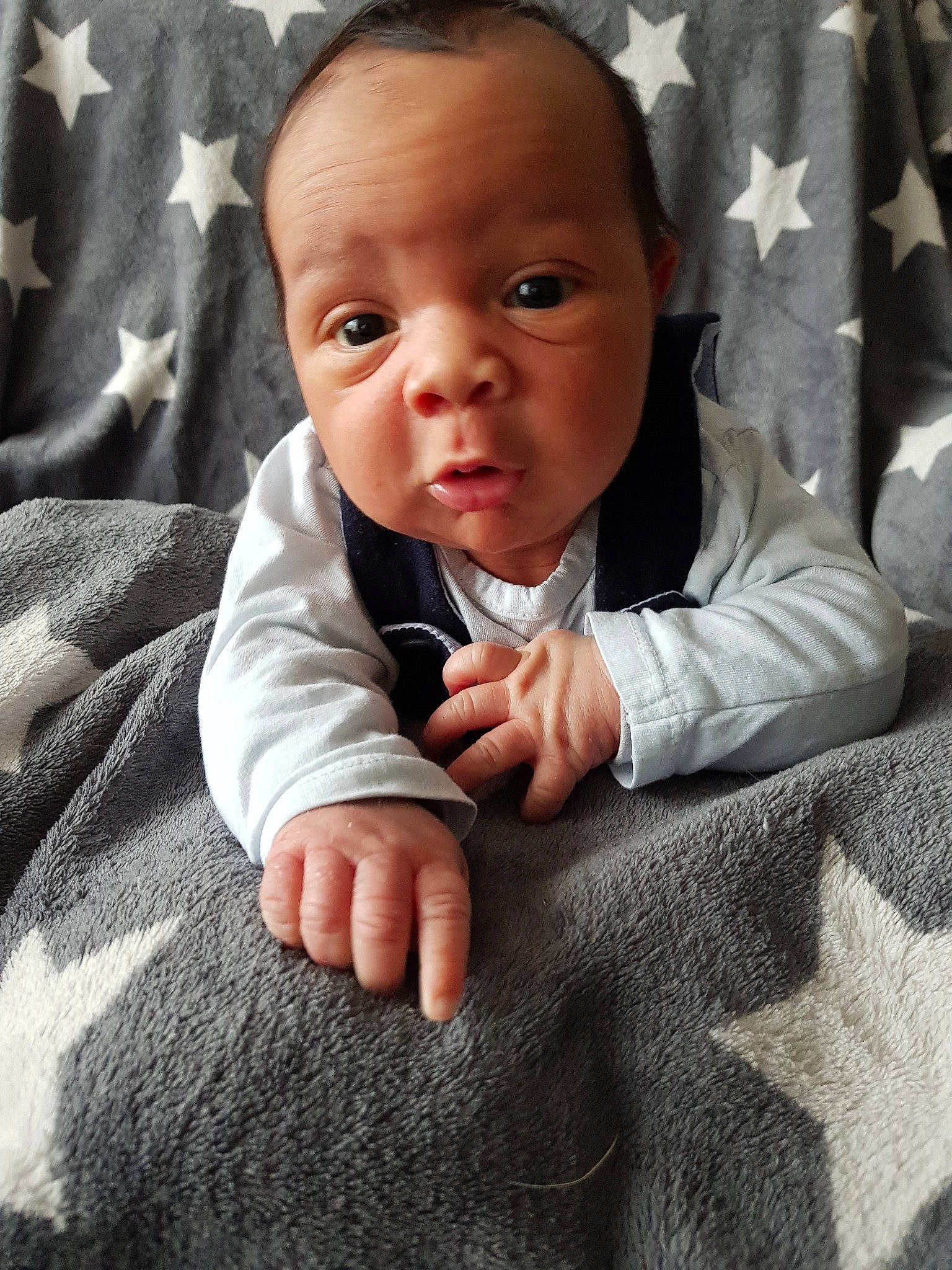 Even a rejoint le concours — aidez-le/la à gagner de superbes lots ! baby, cheek, child, eye, face, facial_expression, finger, gesture, hand, head, lip, nose, person, sitting, skin, smile, thumb, toddler