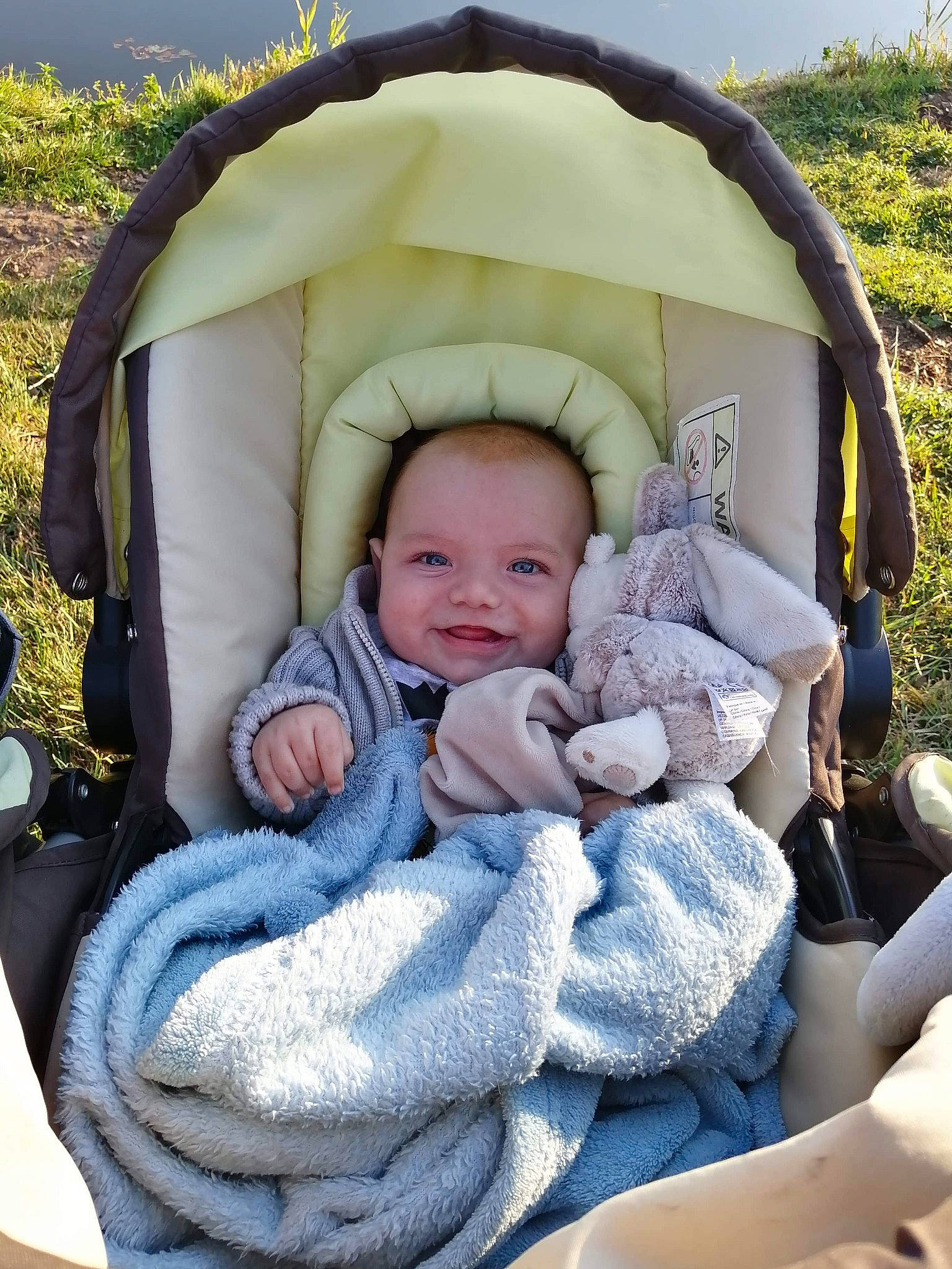 Thao participe au concours pour gagner de l'argent avec cette photo : baby, baby_carriage, baby_carrier, baby_in_car_seat, baby_products, child, joy, person, product