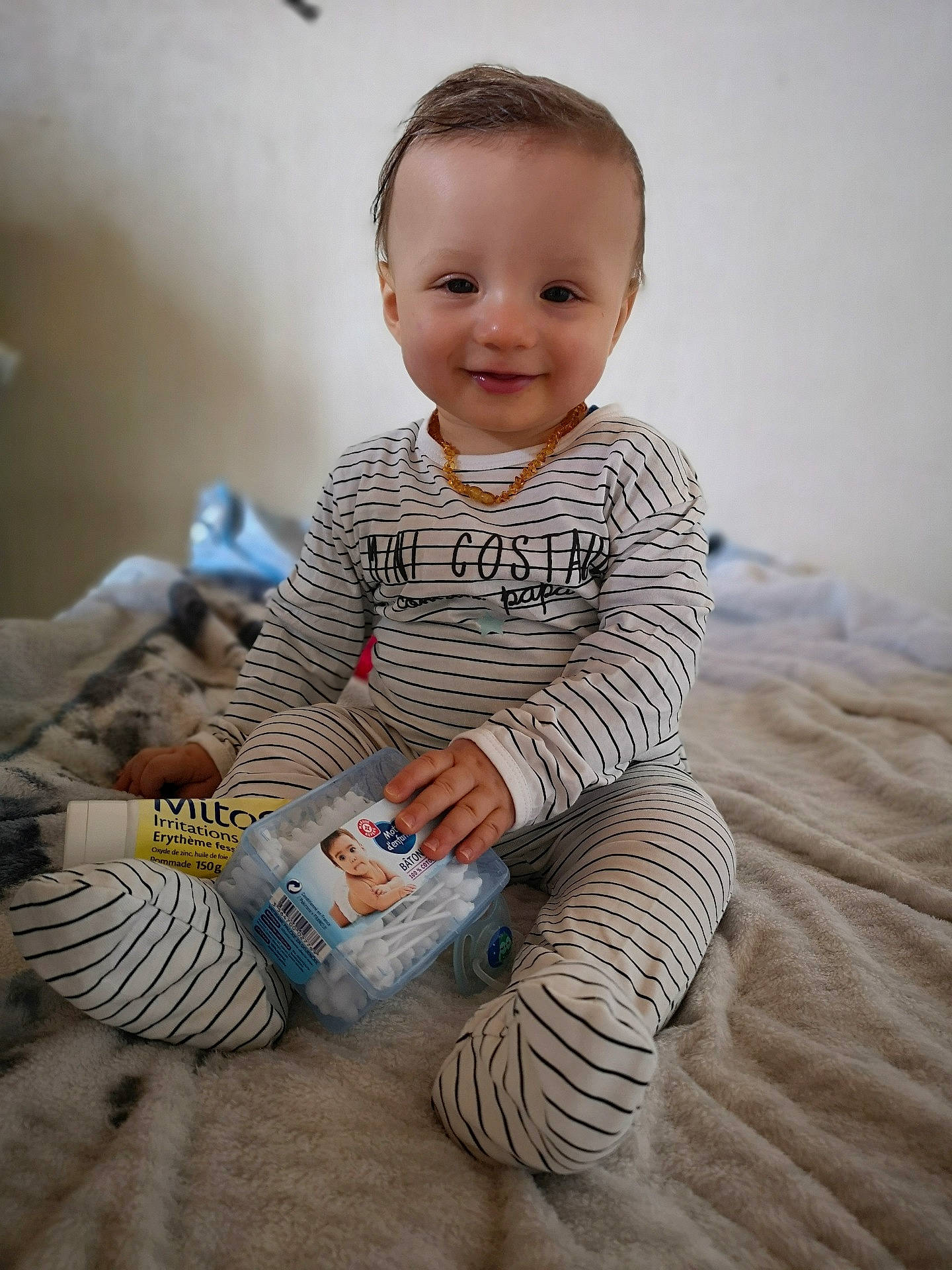 Nyno participe au concours pour gagner de l'argent avec cette photo : baby, child, joy, knitting, person, play, sitting, skin, toddler, wool