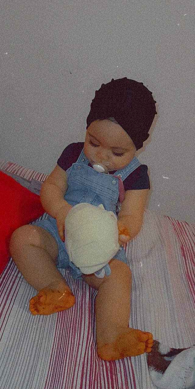 Esraa a rejoint le concours — aidez-le/la à gagner de superbes lots ! baby, baby_products, child, headgear, knit_cap, knitting, person, toddler, toy, wool