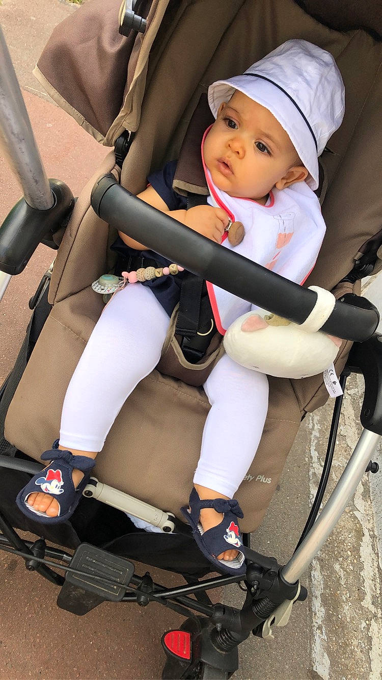 Esraa participe au concours pour gagner de l'argent avec cette photo : baby_carriage, baby_products, child, doll, headwear, joint, leg, person, plant, product, toy