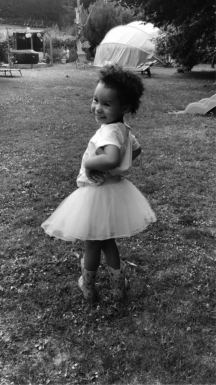 Kessie participe au concours pour gagner de l'argent avec cette photo : black, black_and_white, dress, flash_photography, fun, grass, happy, joy, monochrome, monochrome_photography, people, people_in_nature, person, plant, shoe, smile, standing, style, tints_and_shades, toddler