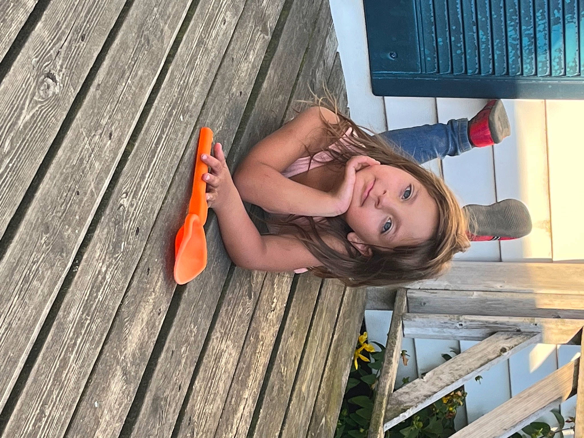 Océane a rejoint le concours — aidez-le/la à gagner de superbes lots ! arm, black_hair, computer_component, computer_hardware, electric_blue, eyewear, fashion_accessory, flash_photography, foot, fun, happy, human_leg, leisure, lip, netbook, orange, person, sandal, sitting, thigh