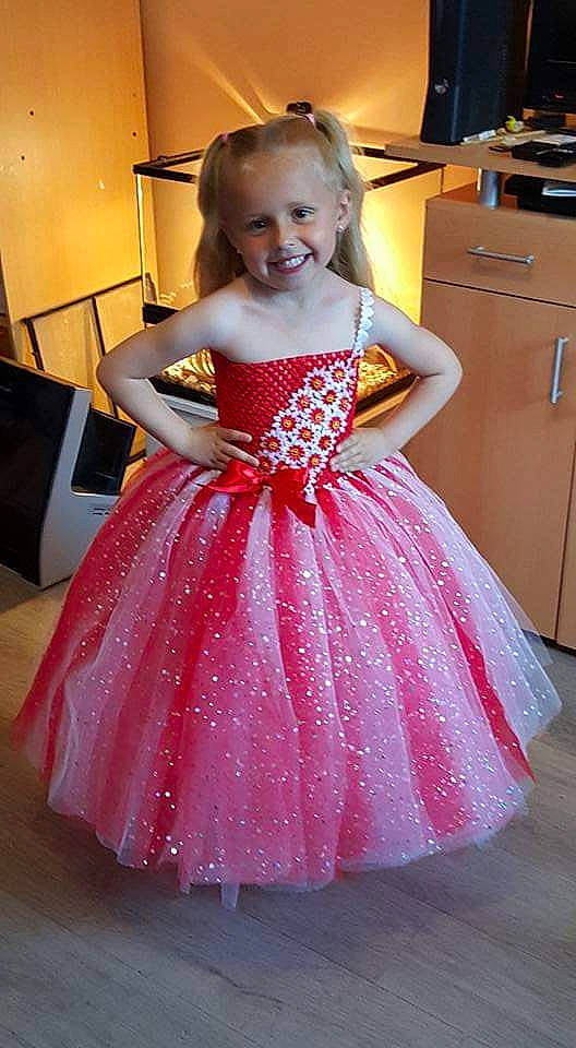 éloane a rejoint le concours — aidez-le/la à gagner de superbes lots ! ballet_tutu, child, clothing, cocktail_dress, costume, dance_dress, design, dress, flooring, fun, girl, gown, joy, magenta, pattern, person, pink, red, skin, smile