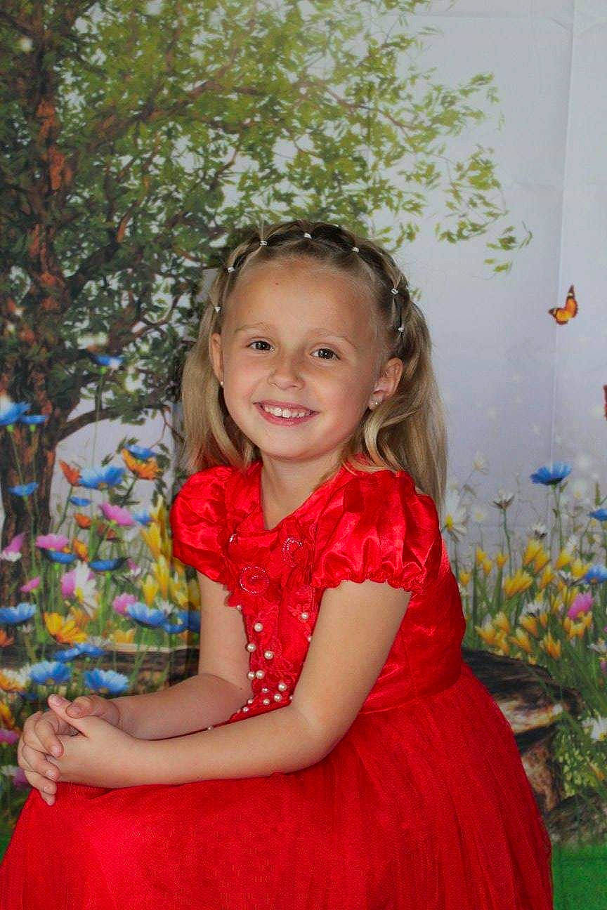 éloane participe au concours pour gagner de l'argent avec cette photo : beauty, brown_hair, child, child_model, eye, facial_expression, flower, fun, girl, hair, hairstyle, happiness, human_hair_color, iris, joy, long_hair, person, red, skin, smile