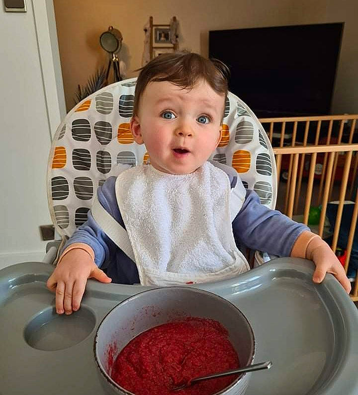 Elouan a rejoint le concours — aidez-le/la à gagner de superbes lots ! baby, baby_toddler_clothing, chair, child, condiment, cooking, cuisine, dish, dishware, ingredient, natural_foods, person, recipe, serveware, sitting, sleeve, superfood, surprise, t_shirt, table
