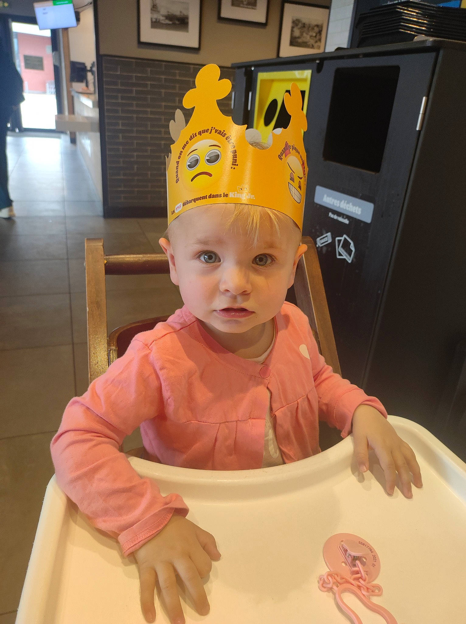 Lyanna a rejoint le concours — aidez-le/la à gagner de superbes lots ! baby, baby_toddler_clothing, birthday, chair, child, cooking, costume, costume_hat, crown, fashion_accessory, food, fun, hat, headwear, party_supply, peach, person, room, service, sitting