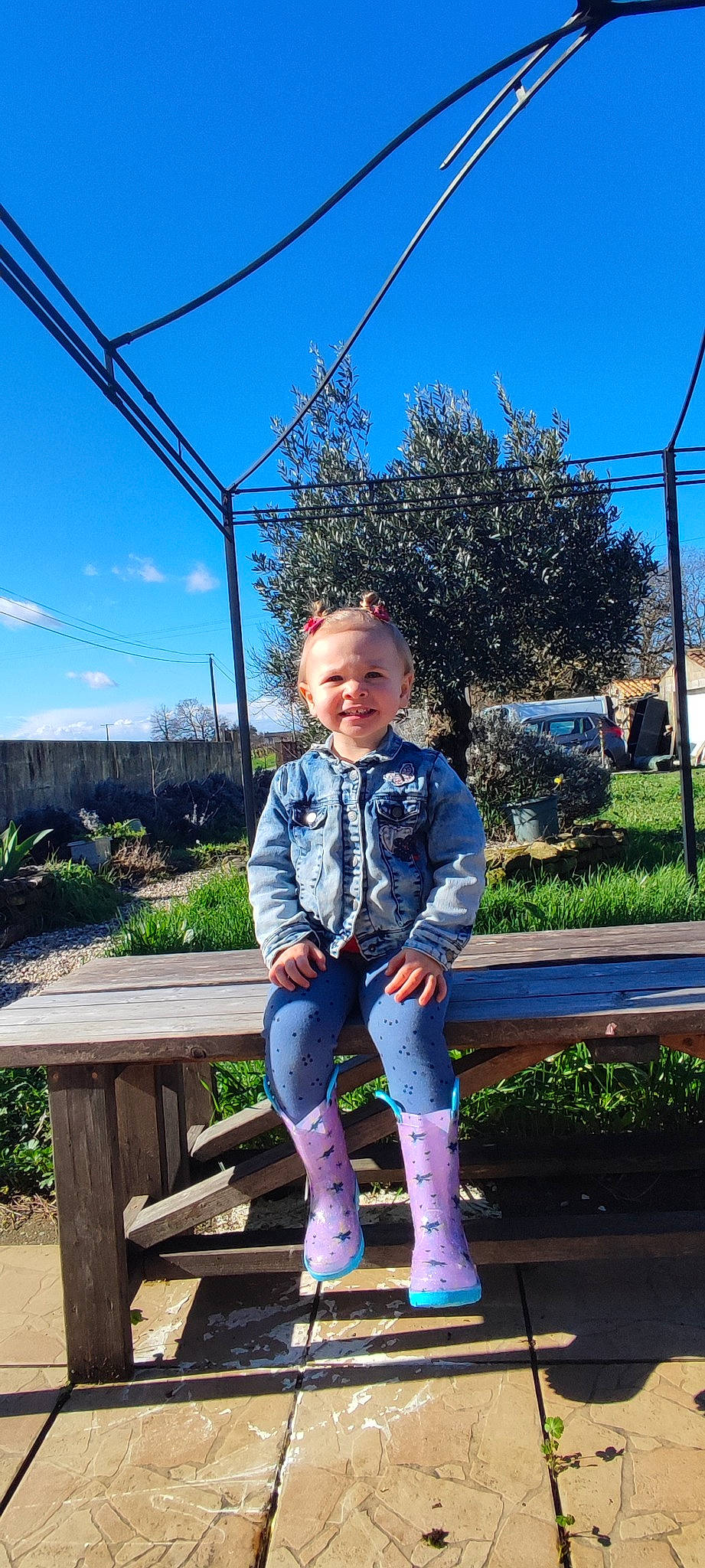 Lyanna a rejoint le concours — aidez-le/la à gagner de superbes lots ! city, cloud, denim, electric_blue, fun, grass, happy, landscape, leisure, morning, people_in_nature, person, plant, recreation, sitting, sky, smile, spring, summer, toddler