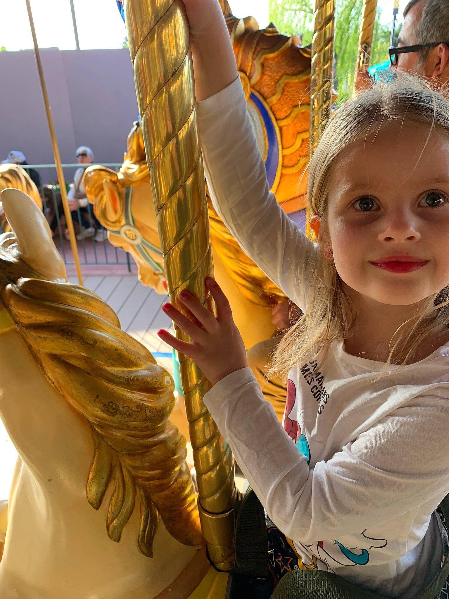 Linaelle participe au concours pour gagner de l'argent avec cette photo : arm, blond, elbow, finger, fun, gesture, grass, hairstyle, hand, happy, human_leg, jewellery, leisure, long_hair, metal, people_in_nature, person, recreation, toddler, tree