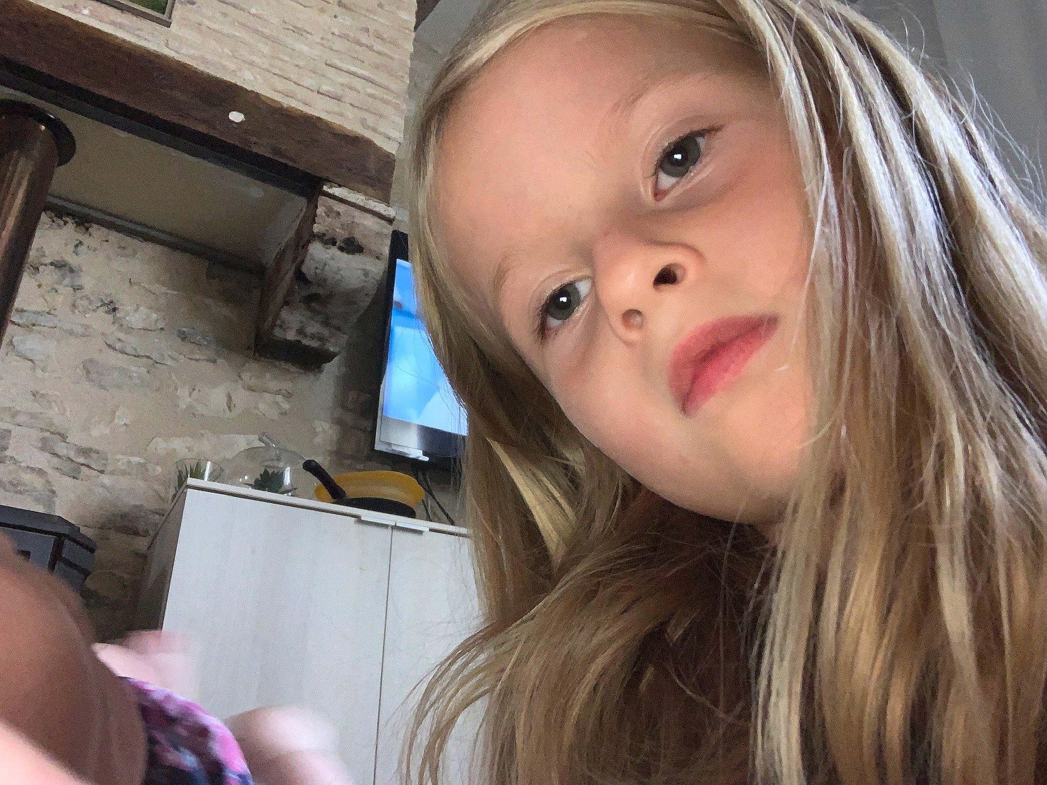 Linaelle participe au concours pour gagner de l'argent avec cette photo : black_hair, cheek, chin, cool, eyebrow, eyelash, flash_photography, fun, happy, iris, jaw, layered_hair, lip, long_hair, mouth, neck, nose, person, selfie, skin