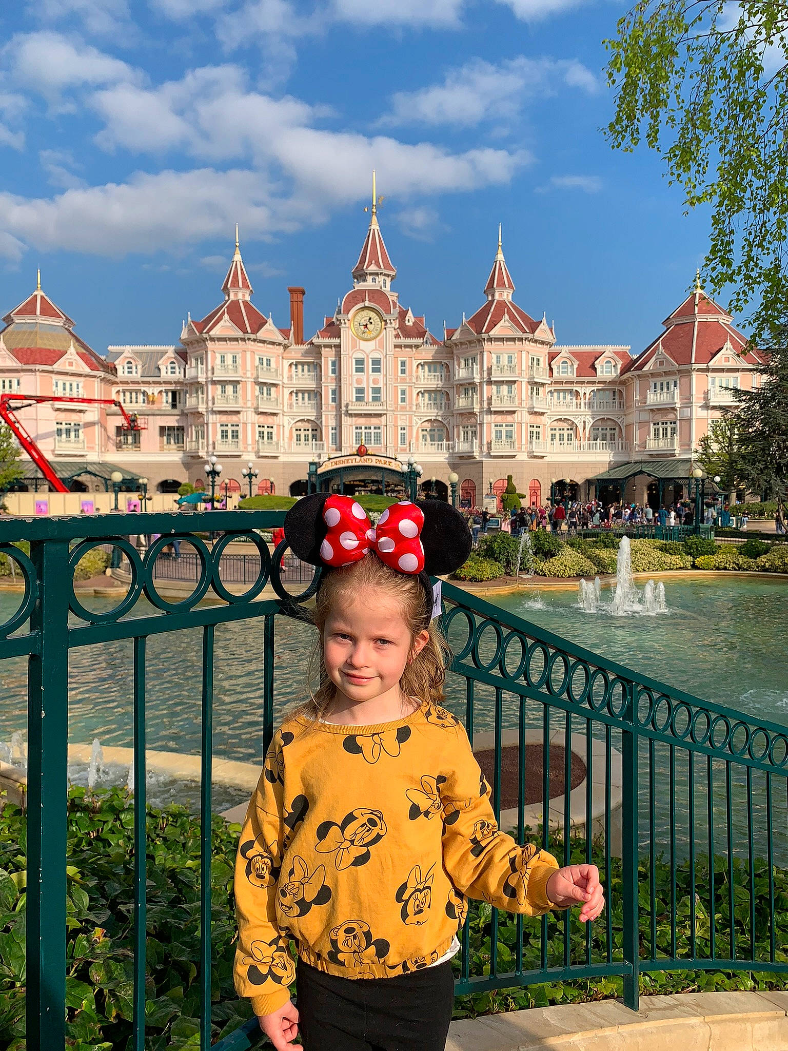 Linaelle a rejoint le concours — aidez-le/la à gagner de superbes lots ! architecture, beauty, building, cloud, fence, fun, grass, happy, joy, landmark, leisure, morning, person, plant, public_space, recreation, sky, smile, summer, toddler