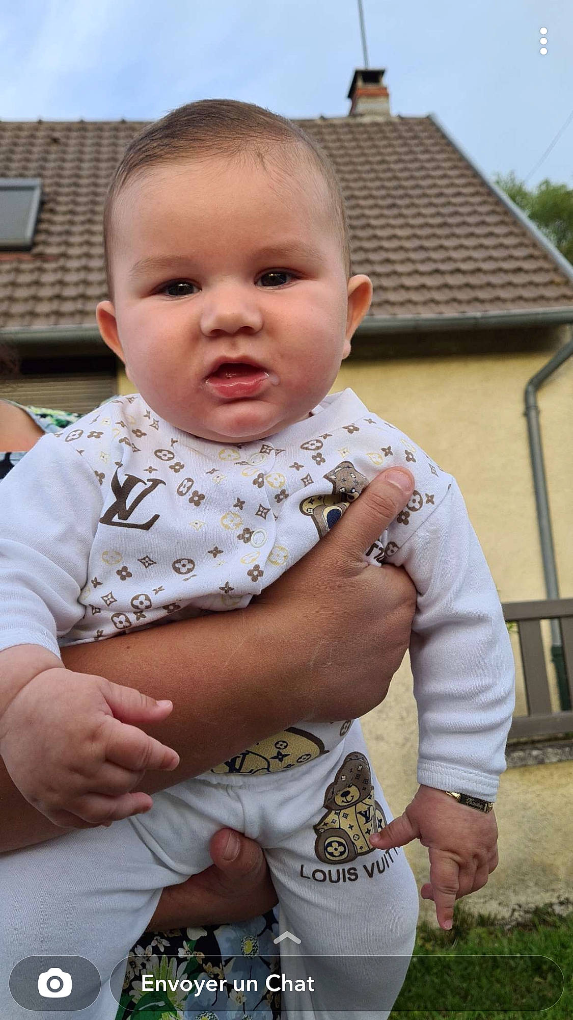 Kaïden participe au concours pour gagner de l'argent avec cette photo : baby, baby_toddler_clothing, cool, face, gesture, grass, hand, happy, iris, lip, mouth, neck, nose, person, pink, plant, shoulder, skin, sky, sleeve