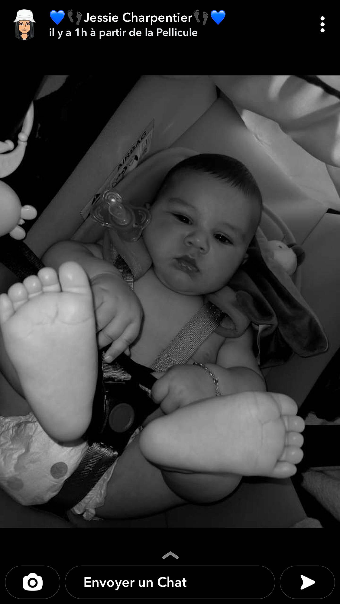 Kaïden participe au concours pour gagner de l'argent avec cette photo : arm, baby, black, black_and_white, comfort, eyebrow, facial_expression, flash_photography, hairstyle, hand, human, human_body, iris, leg, lip, mouth, organ, person, skin, vertebrate