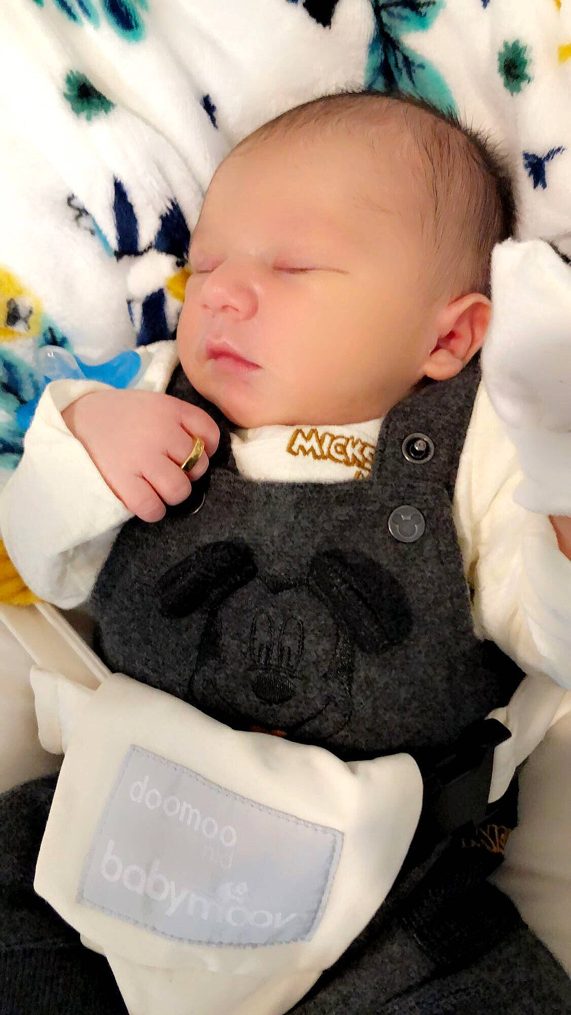 Kaïden a rejoint le concours — aidez-le/la à gagner de superbes lots ! baby, baby_toddler_clothing, beauty, bow_tie, cheek, child, chin, collar, eye, eyelash, face, head, lip, person, pink, product, skin, sleeve, textile, toddler