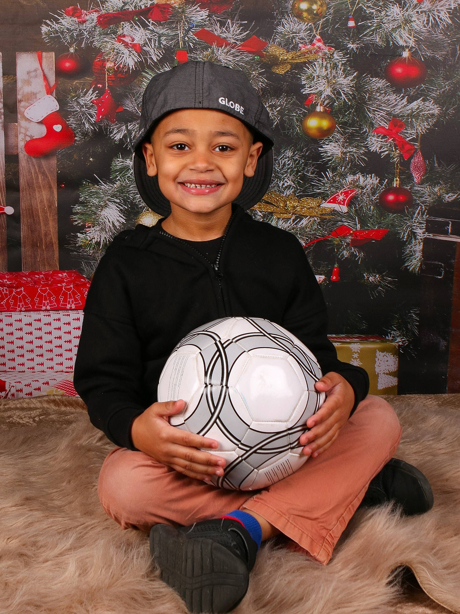 Mathys a rejoint le concours — aidez-le/la à gagner de superbes lots ! ball, ball_game, chair, event, flash_photography, football, fun, happy, headwear, holiday, joy, ornament, person, personal_protective_equipment, shorts, smile, soccer, soccer_ball, sports_equipment, t_shirt