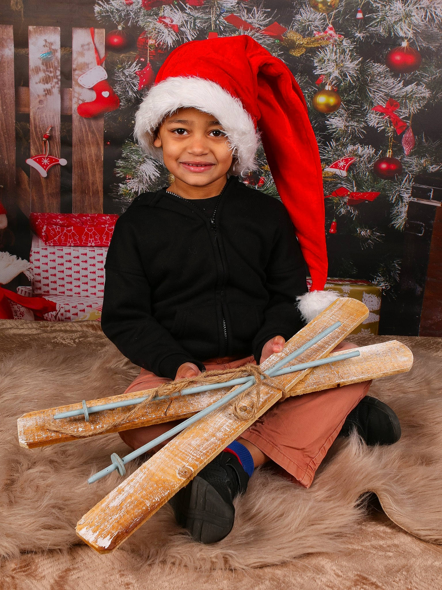 Mathys a rejoint le concours — aidez-le/la à gagner de superbes lots ! boot, chair, christmas, christmas_decoration, christmas_eve, event, fun, fur, glove, happy, hat, headwear, holiday, interior_design, joy, person, sitting, smile, tool, tradition