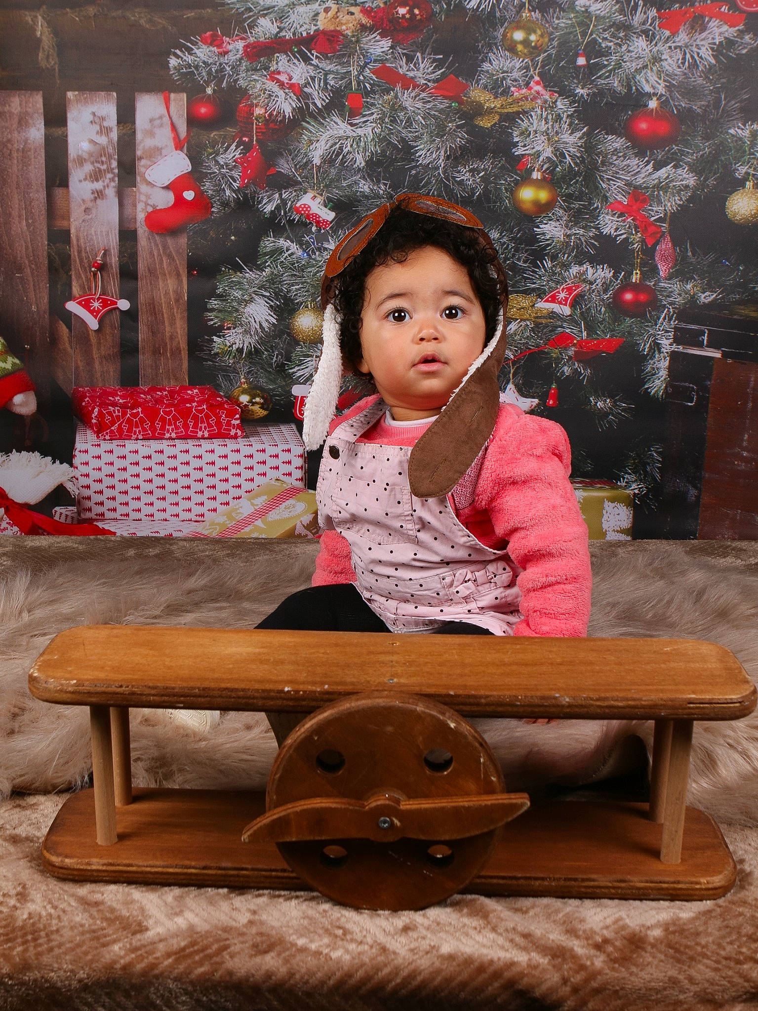Thaïs participe au concours pour gagner de l'argent avec cette photo : bench, child, comfort, fun, grass, happy, hardwood, human_body, leisure, magenta, pattern, person, plant, portrait_photography, room, sitting, skin, toddler, tree, wood