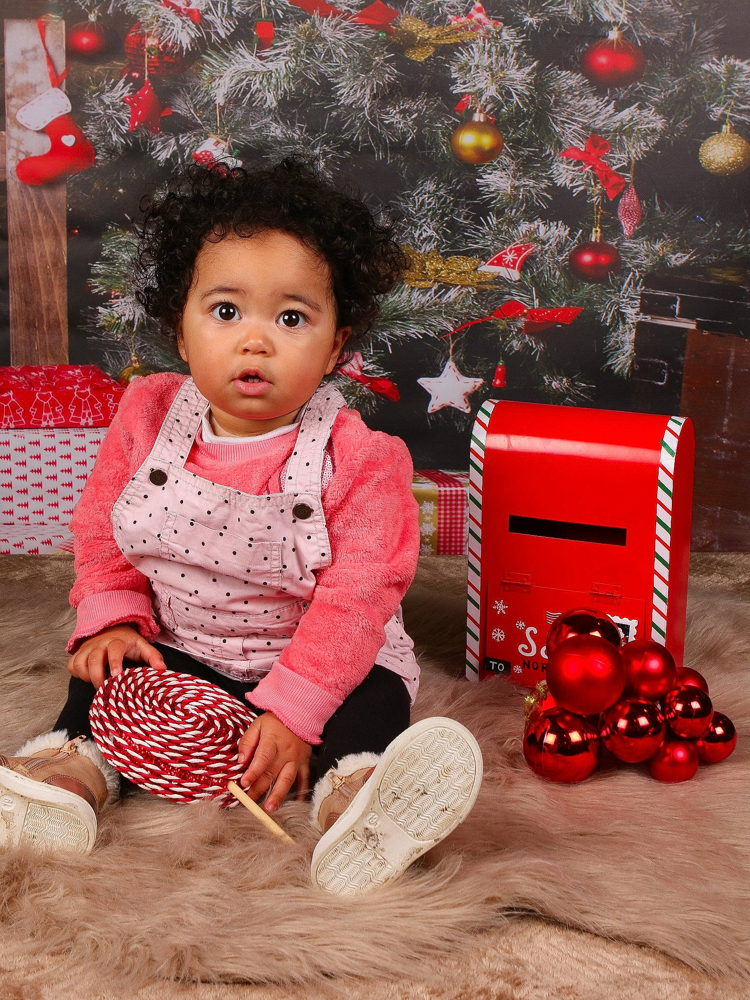 Thaïs a rejoint le concours — aidez-le/la à gagner de superbes lots ! baby, baby_toddler_clothing, beauty, child, christmas_decoration, event, flooring, fun, happy, holiday, magenta, ornament, person, pink, portrait_photography, red, room, sitting, sleeve, surprise