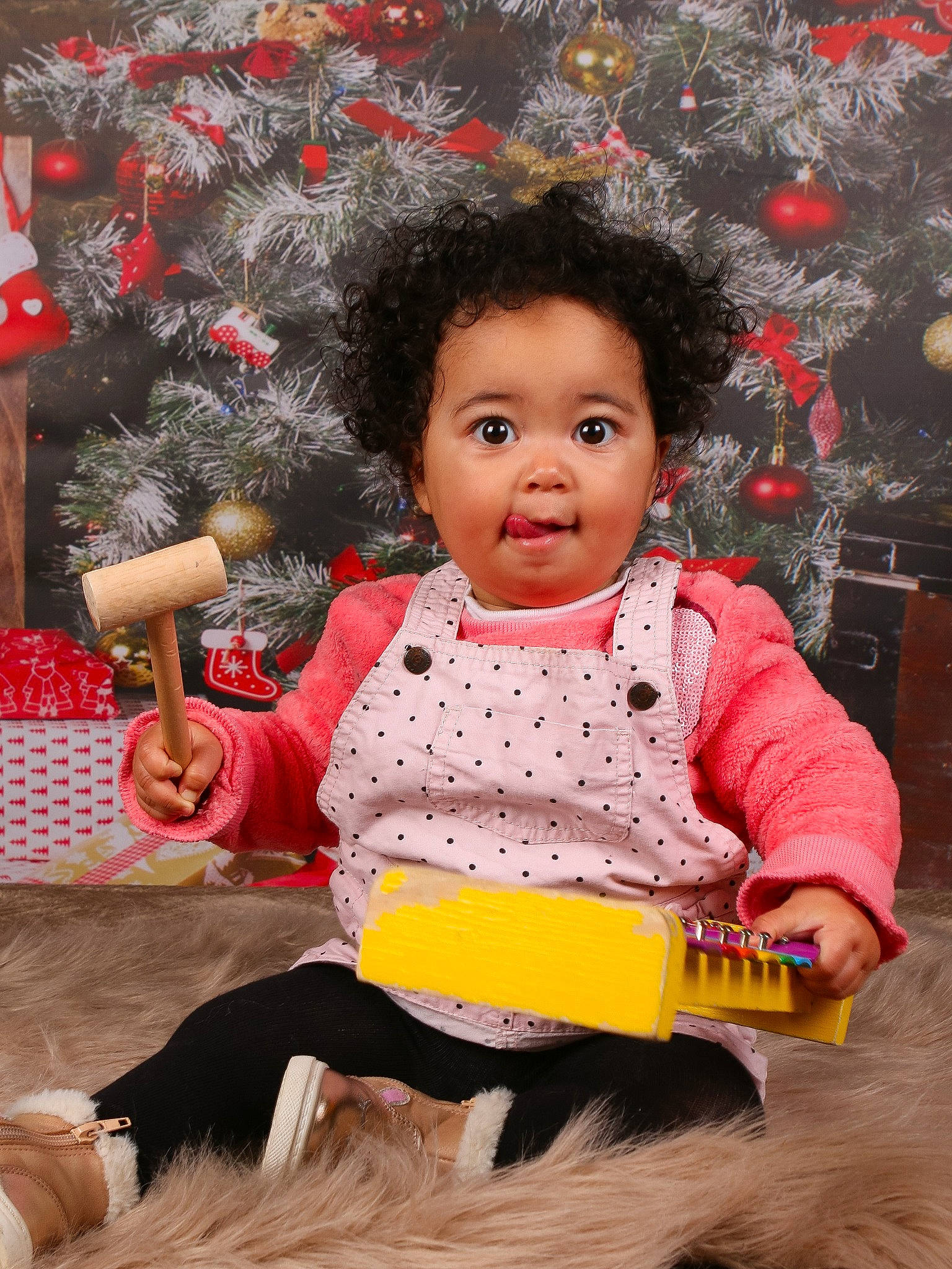 Thaïs a rejoint le concours — aidez-le/la à gagner de superbes lots ! adaptation, baby, baby_playing_with_toys, baby_toddler_clothing, cheek, child, chin, event, eye, facial_expression, fun, happy, person, sitting, skin, sleeve, smile, standing, surprise, textile