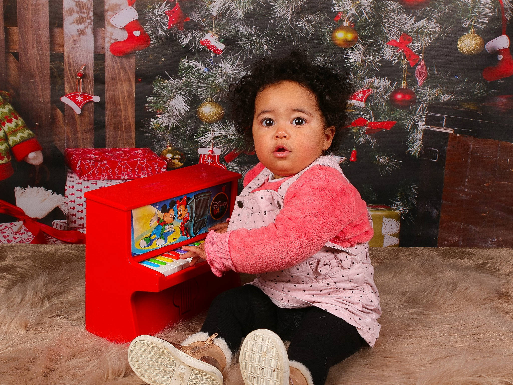 Thaïs a rejoint le concours — aidez-le/la à gagner de superbes lots ! baby_toddler_clothing, child, christmas, christmas_decoration, christmas_eve, christmas_ornament, christmas_tree, event, fun, happy, holiday, holiday_ornament, lap, ornament, people, person, room, sitting, sleeve, surprise