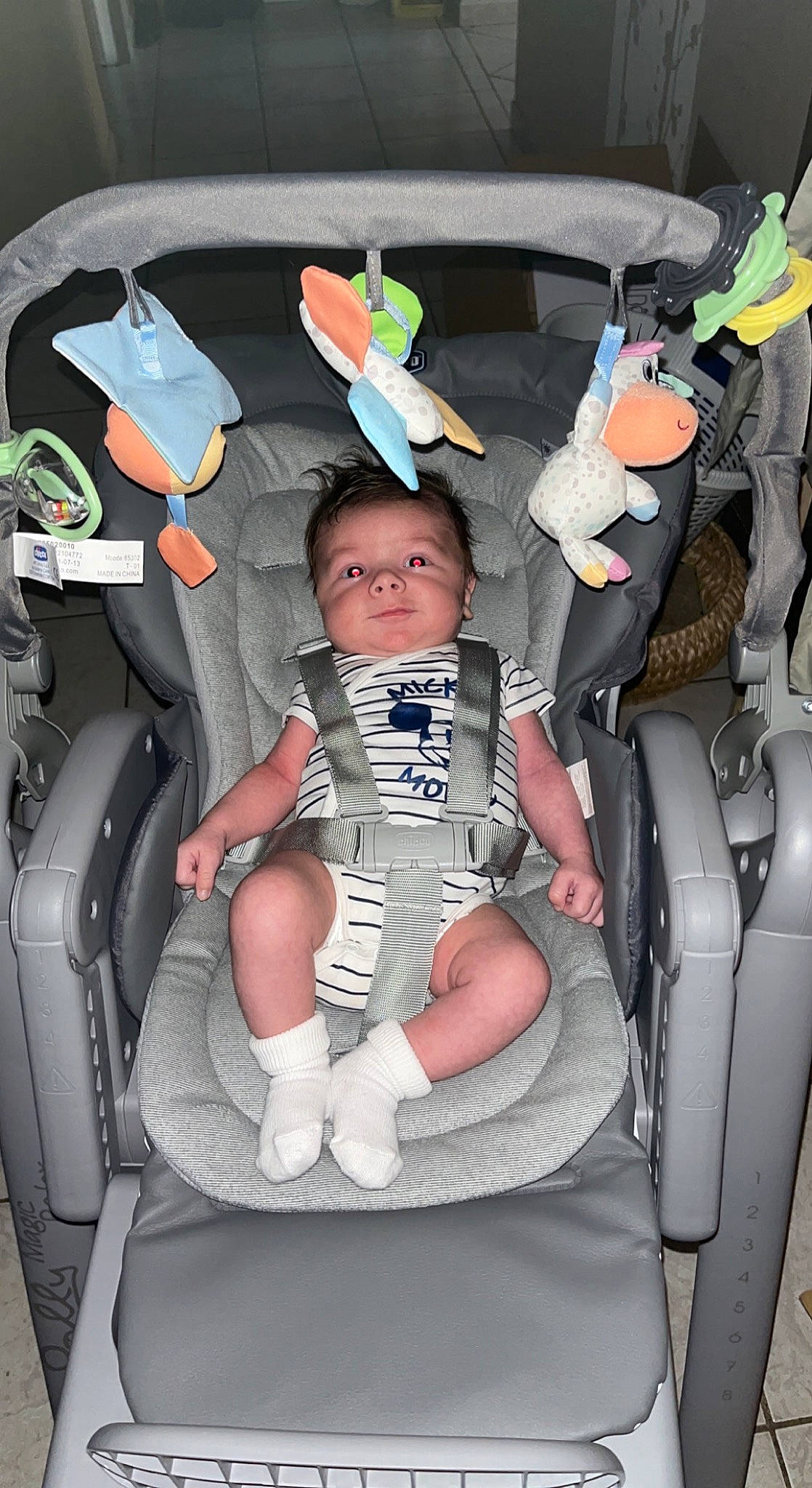 Tiwen participe au concours pour gagner de l'argent avec cette photo : auto_part, automotive_design, automotive_exterior, baby, baby_carriage, baby_products, baby_safety, bag, car_seat, chair, child, comfort, family_car, luxury_vehicle, motor_vehicle, person, product, service, sitting, toddler