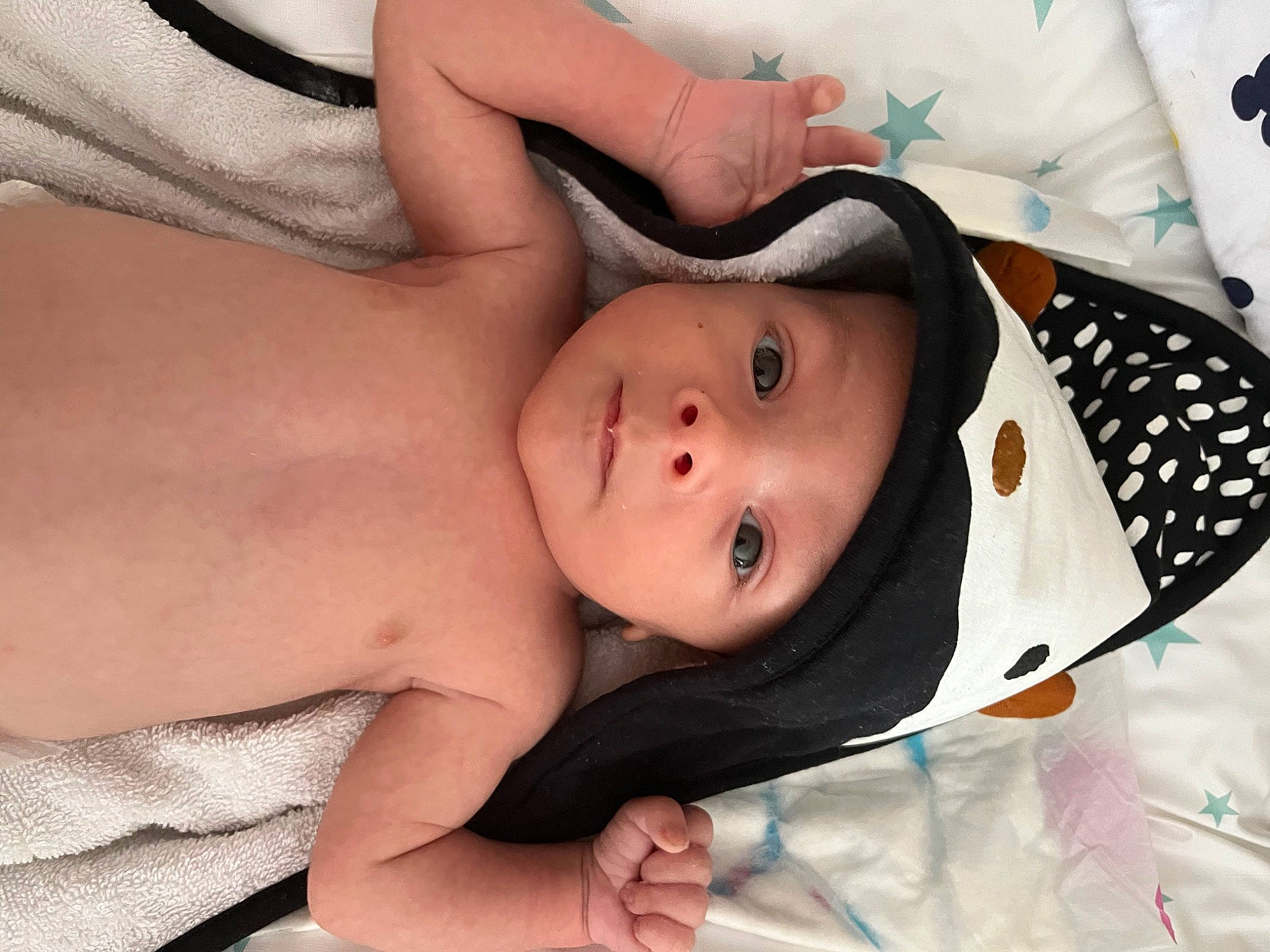 Tiwen participe au concours pour gagner de l'argent avec cette photo : baby, baby_toddler_clothing, chest, comfort, dress, eye, eyebrow, eyelash, face, happy, hat, head, headgear, headwear, human_body, lip, nose, person, skin, stomach