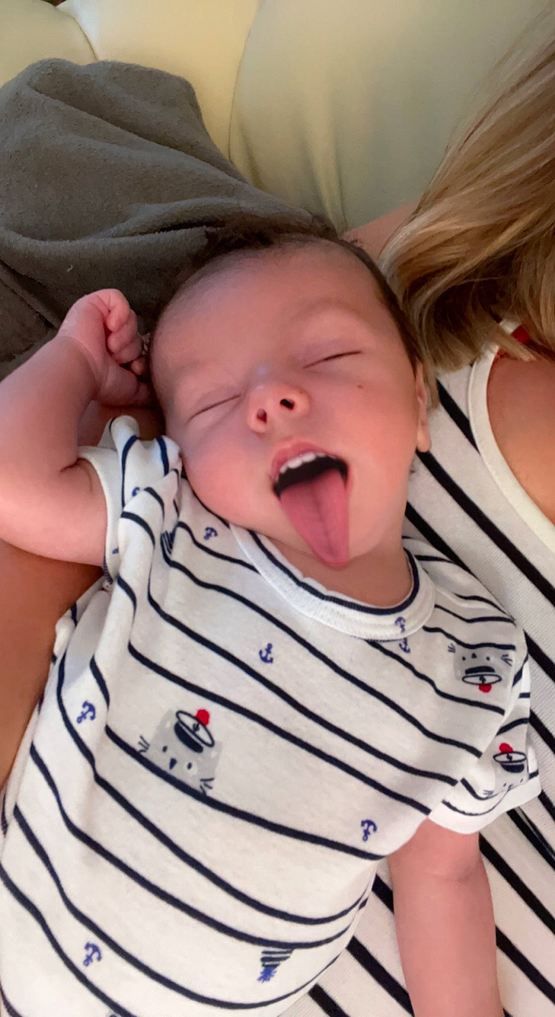 Tiwen a rejoint le concours — aidez-le/la à gagner de superbes lots ! arm, baby, cheek, chin, comfort, eyebrow, facial_expression, gesture, happy, human, iris, lip, mammal, mouth, neck, nose, person, product, skin, sleeve