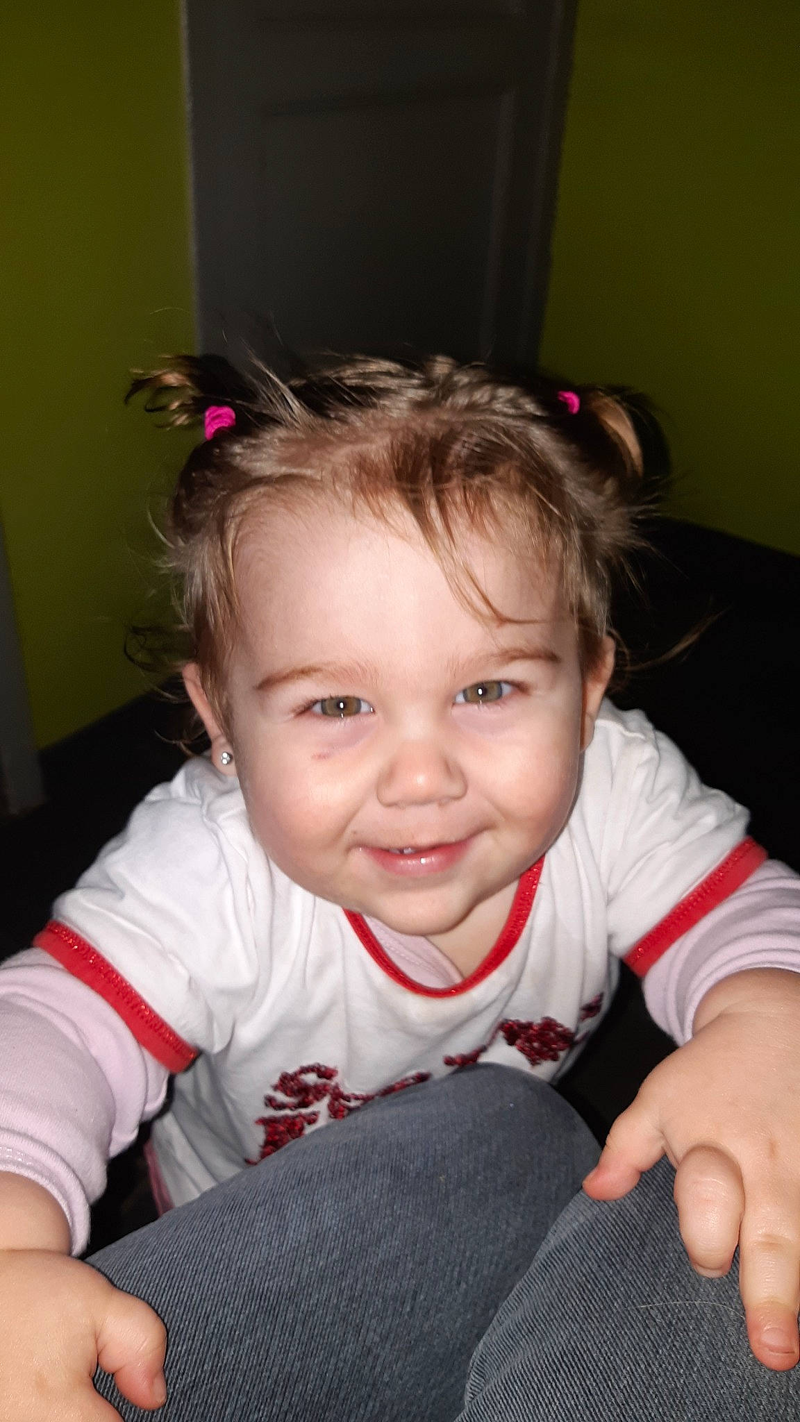 Crystal participe au concours pour gagner de l'argent avec cette photo : baby, beauty, cheek, child, ear, eye, face, facial_expression, finger, fun, hair, hairstyle, head, joy, lip, nose, person, pink, sitting, skin